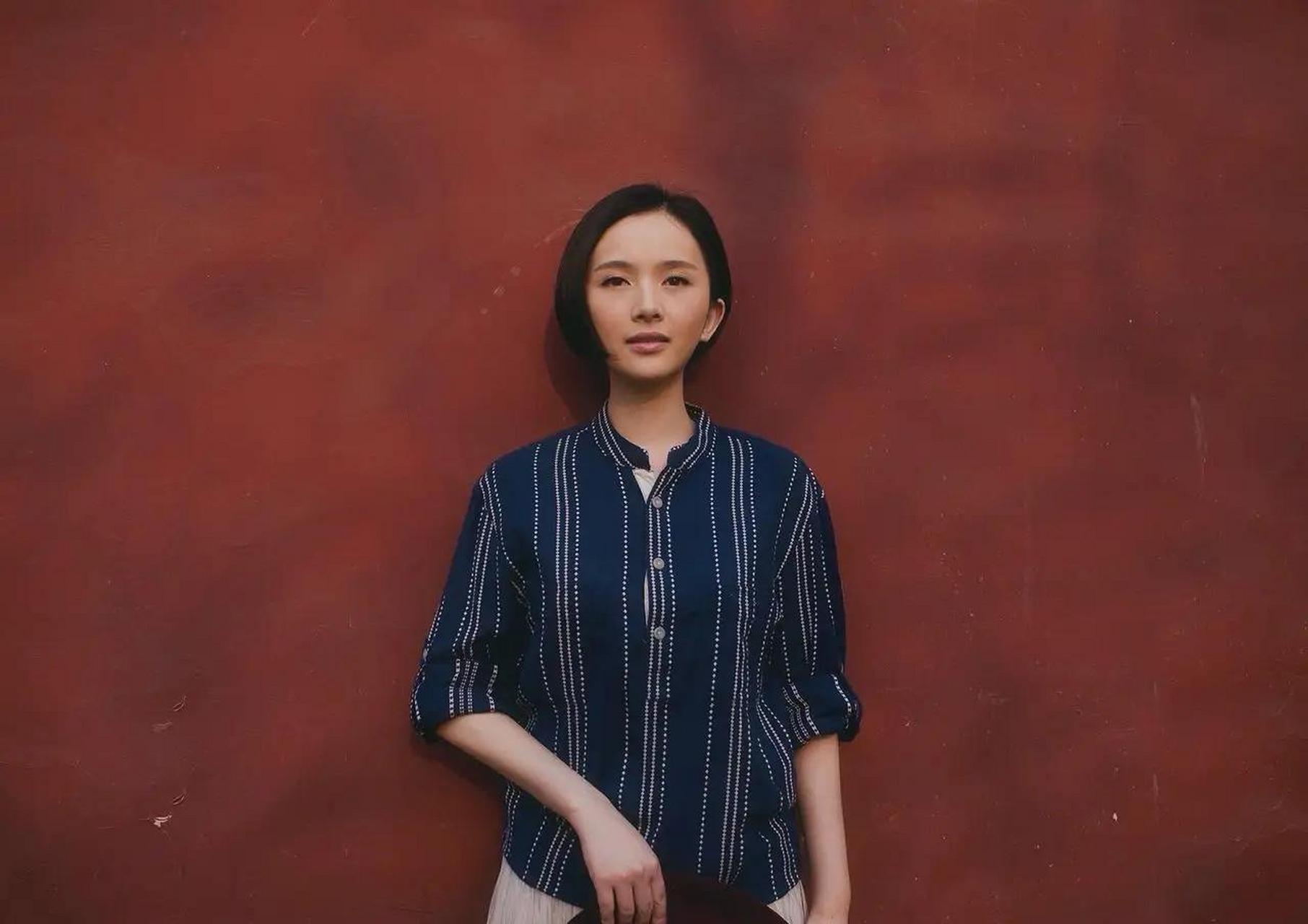 茗洋娱乐—美女明星-李依玲