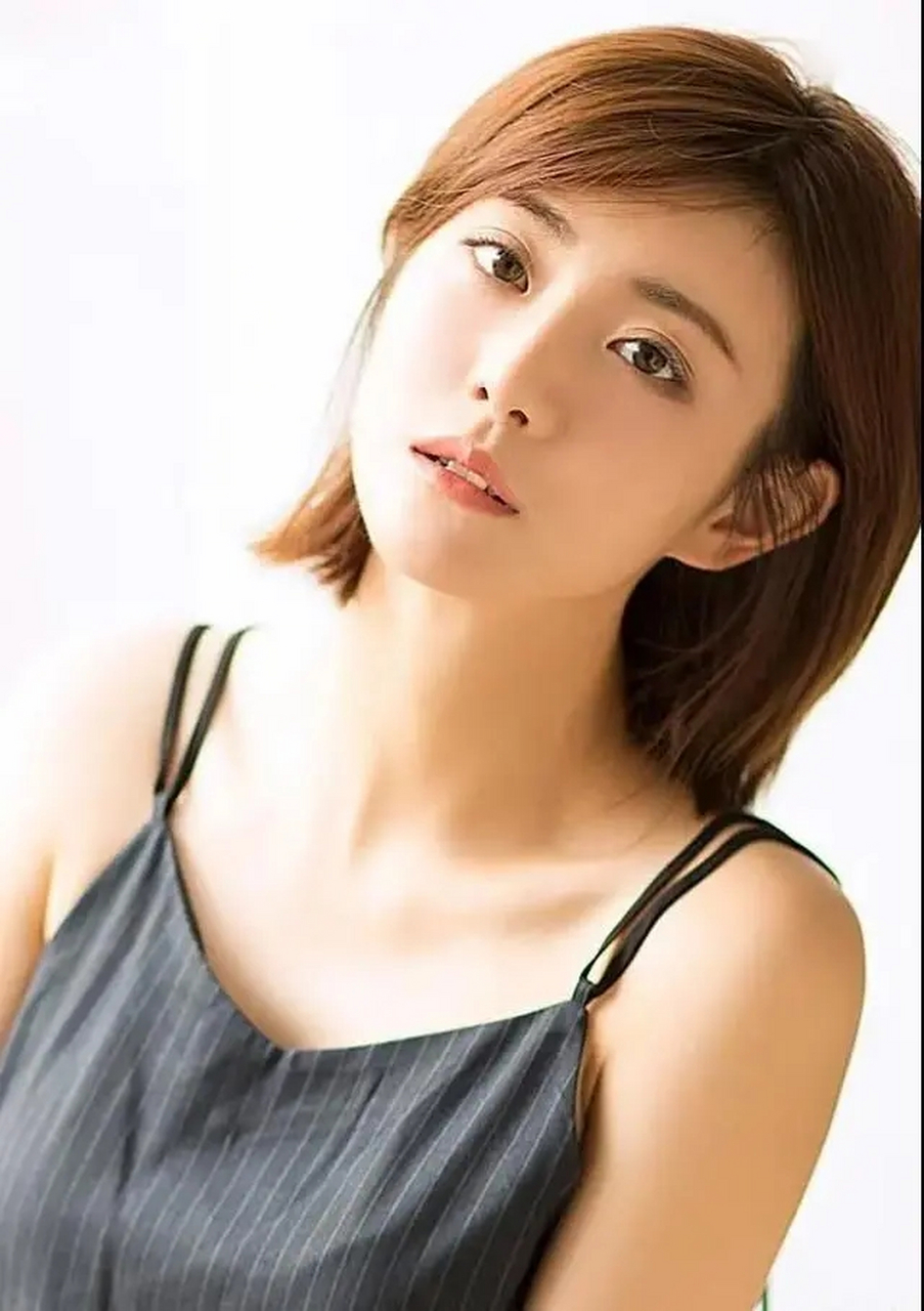 牟星长相漂亮好看,笑容甜美可人的她,更有着172cm的高挑身材