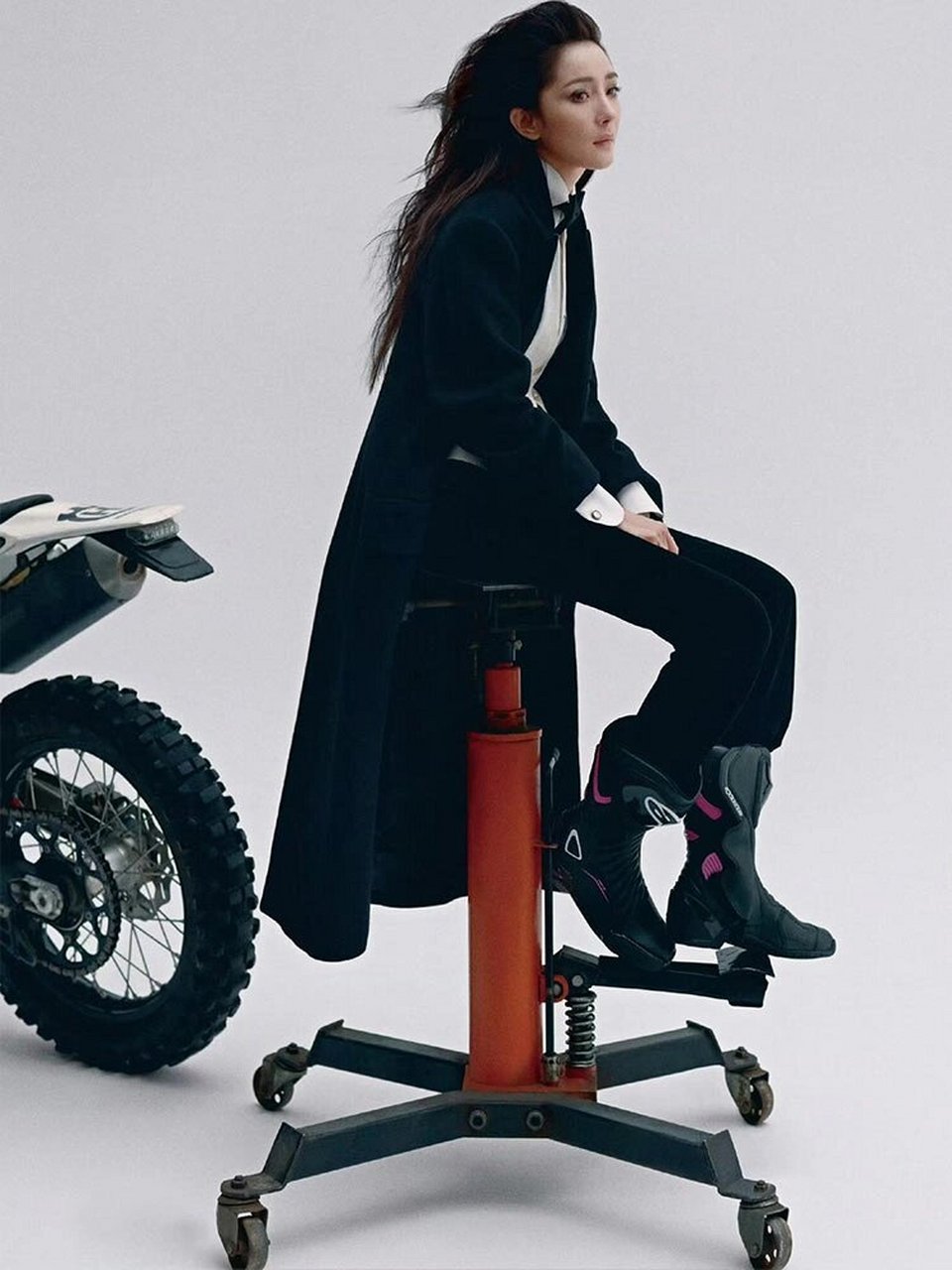 杨幂机场造型丨西装皮裤帅气酷飒  近日,大幂幂的一组最新美照在网上