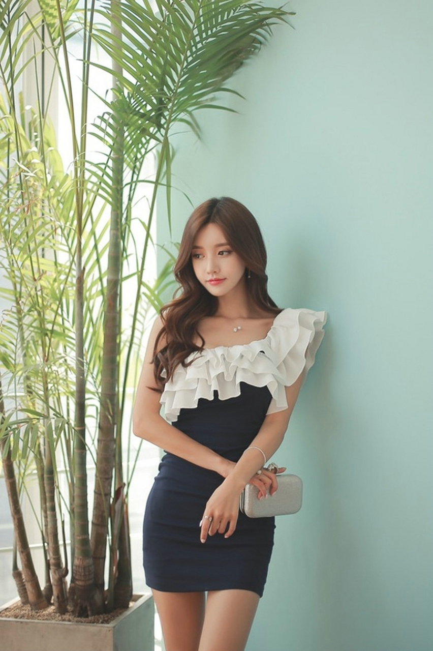 时尚单肩包臀裙娇小玲珑美女模特写真