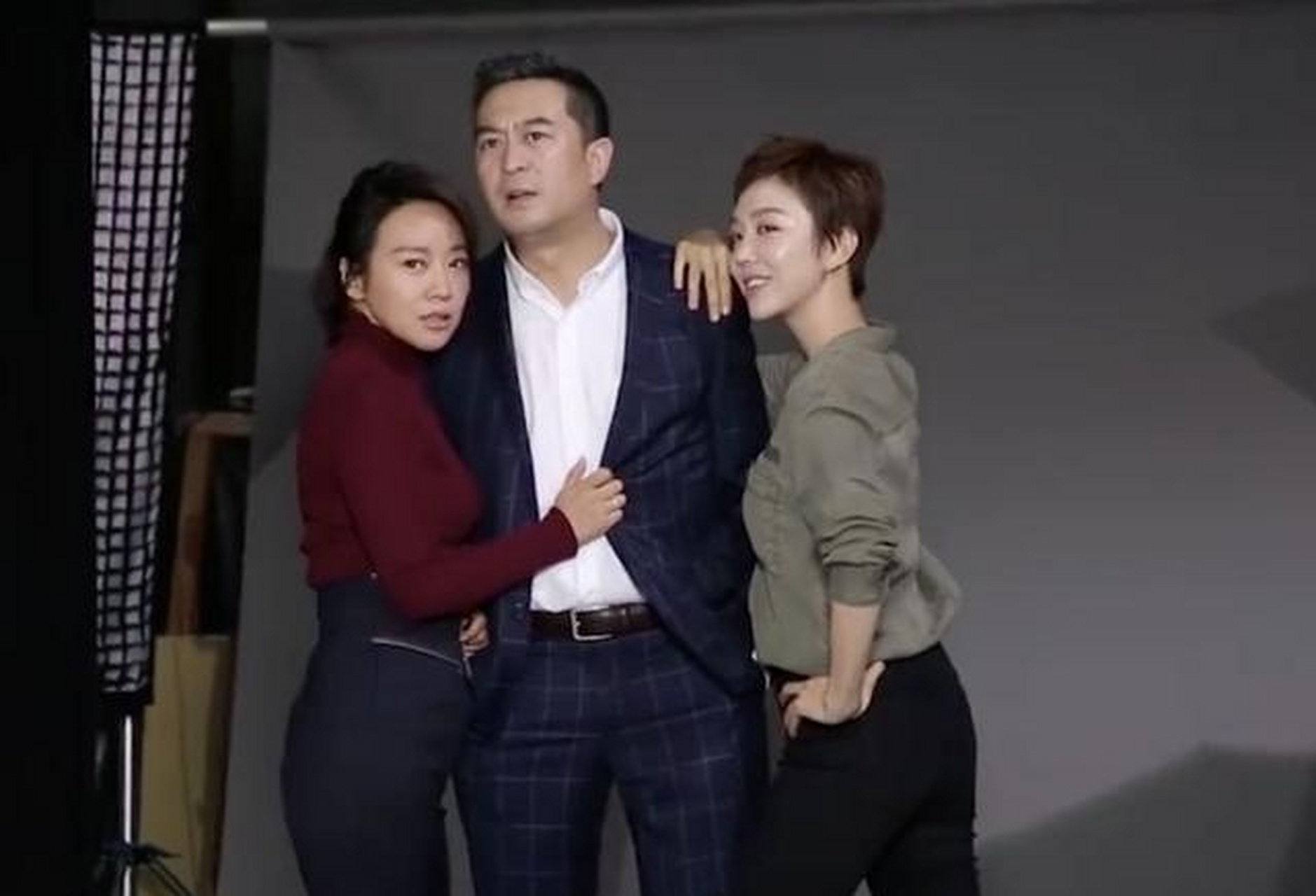 此次他们三人一起拍大片,其实是合作的电影《玩命三日》即将上映.