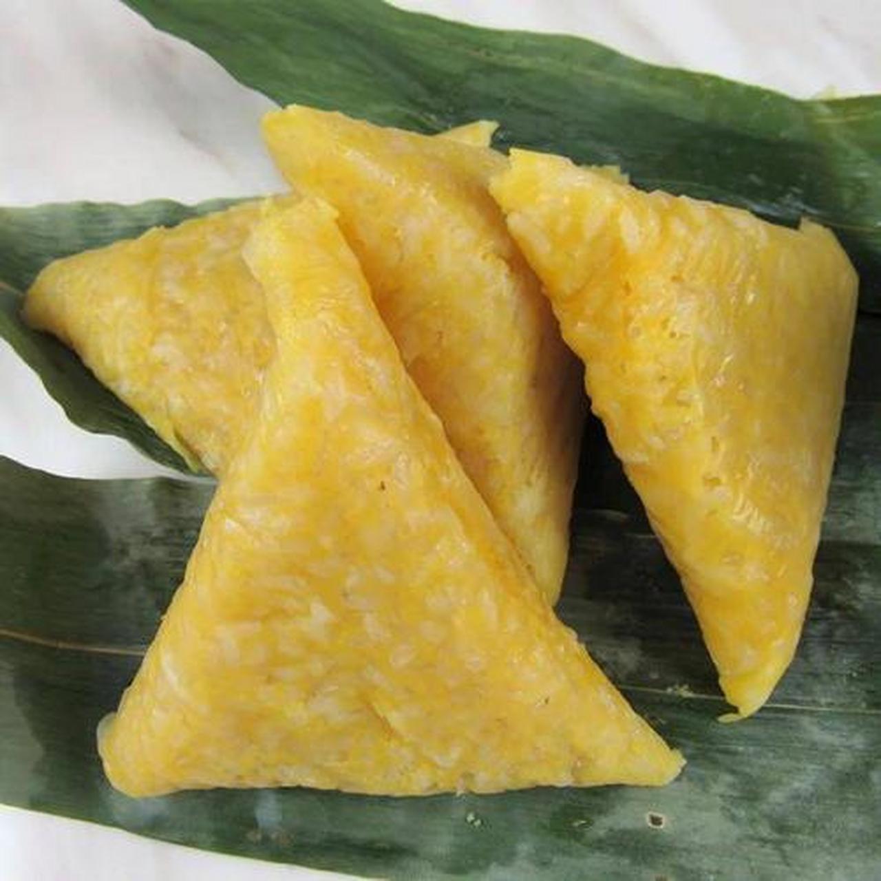 苞谷粑粑,原料以苞谷面为主,所以名为"苞谷粑粑".