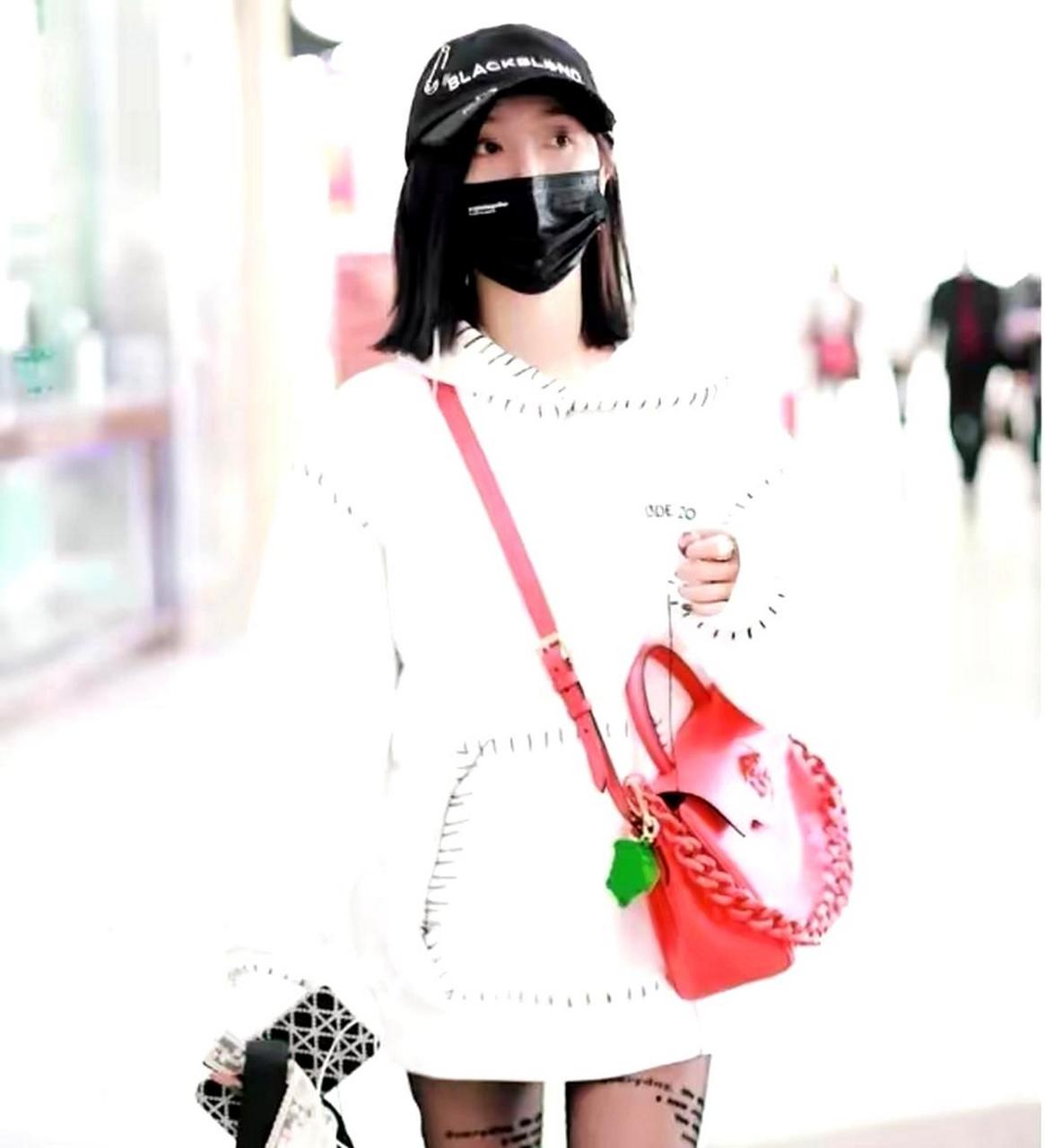 吴宣仪穿着字母丝袜和丝袜,再次展现出女神般的美貌.