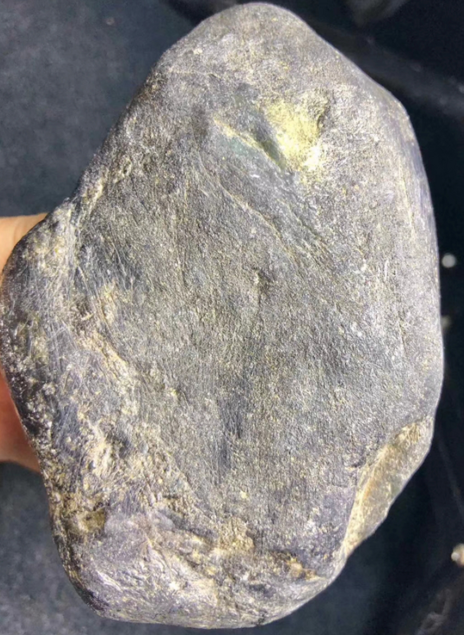 点击头像看直播# #翡翠原石# 木那翡翠原石的皮壳多数较薄,具有角强