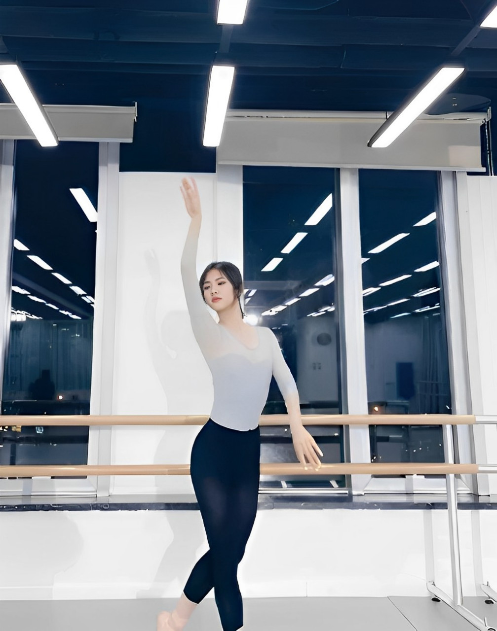 看看这张罕见的全家福.任正非先生和他的妻子姚玲与他们的孩子!