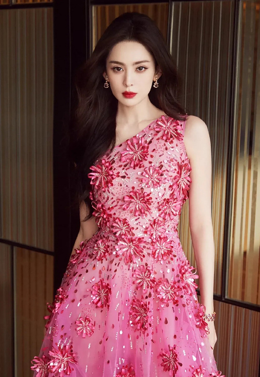 古力娜扎一袭粉红色薄纱 花瓣刺绣工艺礼服裙 烈焰红唇92美艳动人