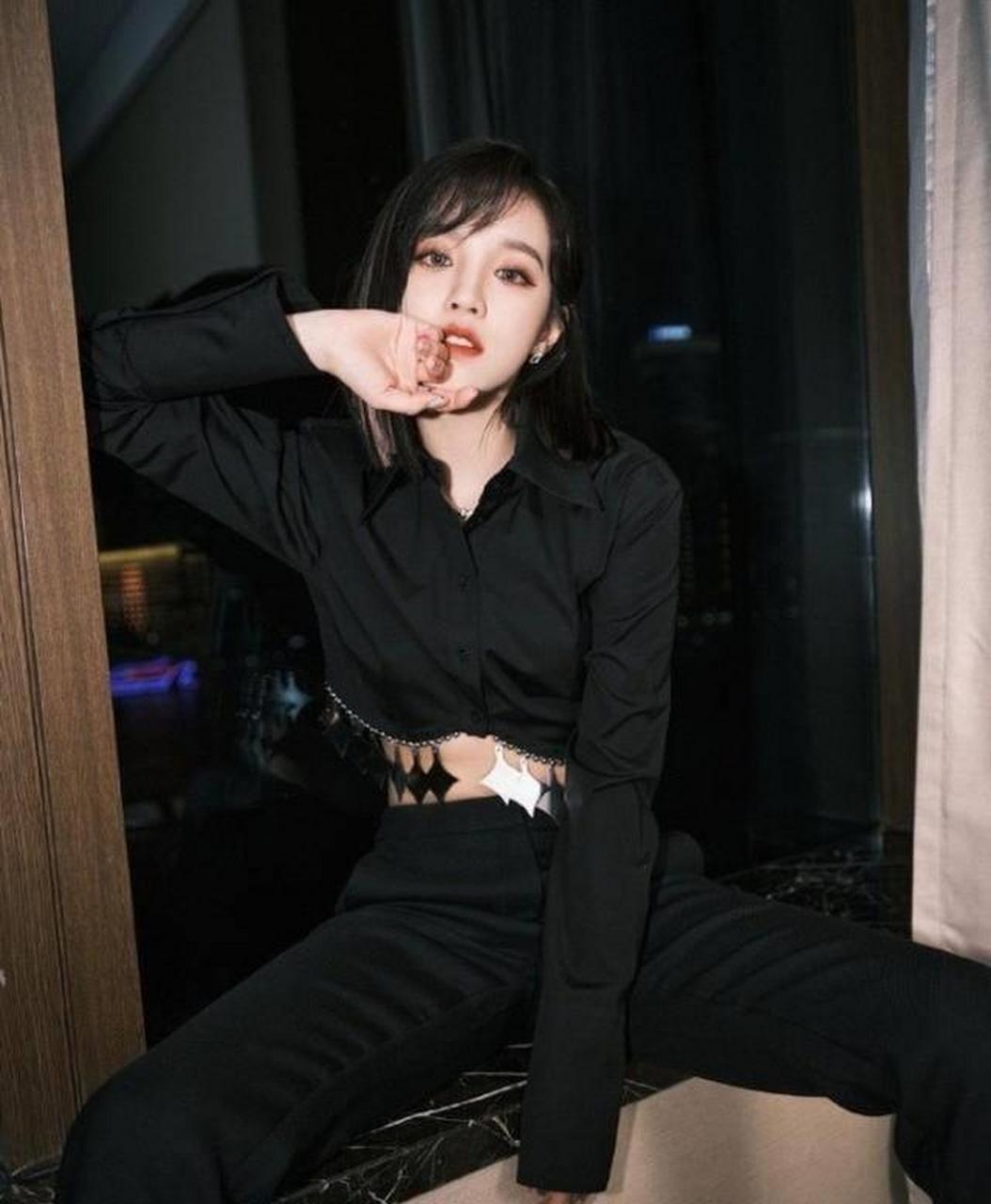 宋雨琦穿露脐装,腰围只有40厘米,身后的玻璃却暴露真实腰围
