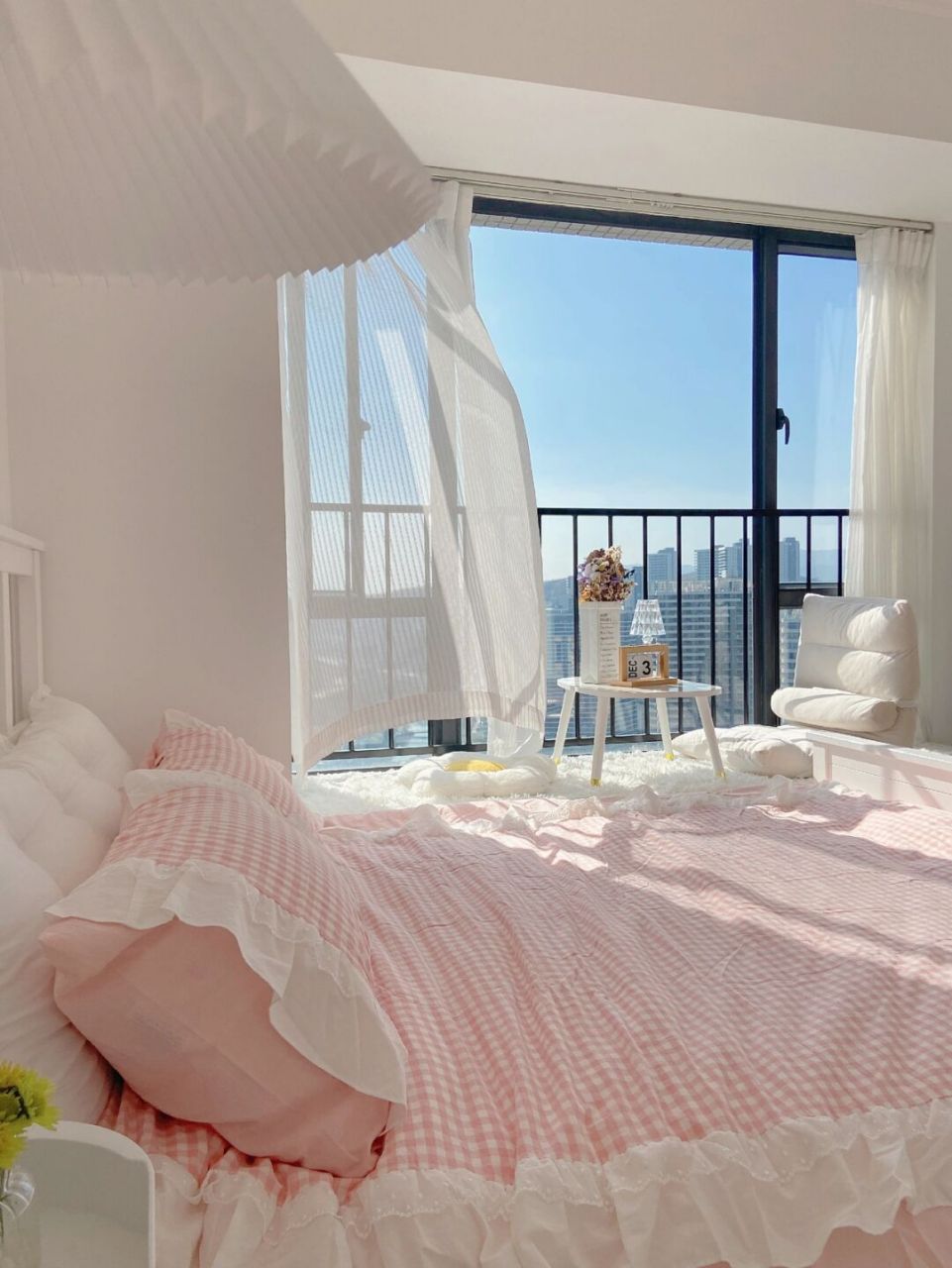 起风了[太阳] 阳光正好洒在床上 想把美好的生活过得慢些 偶尔给自己