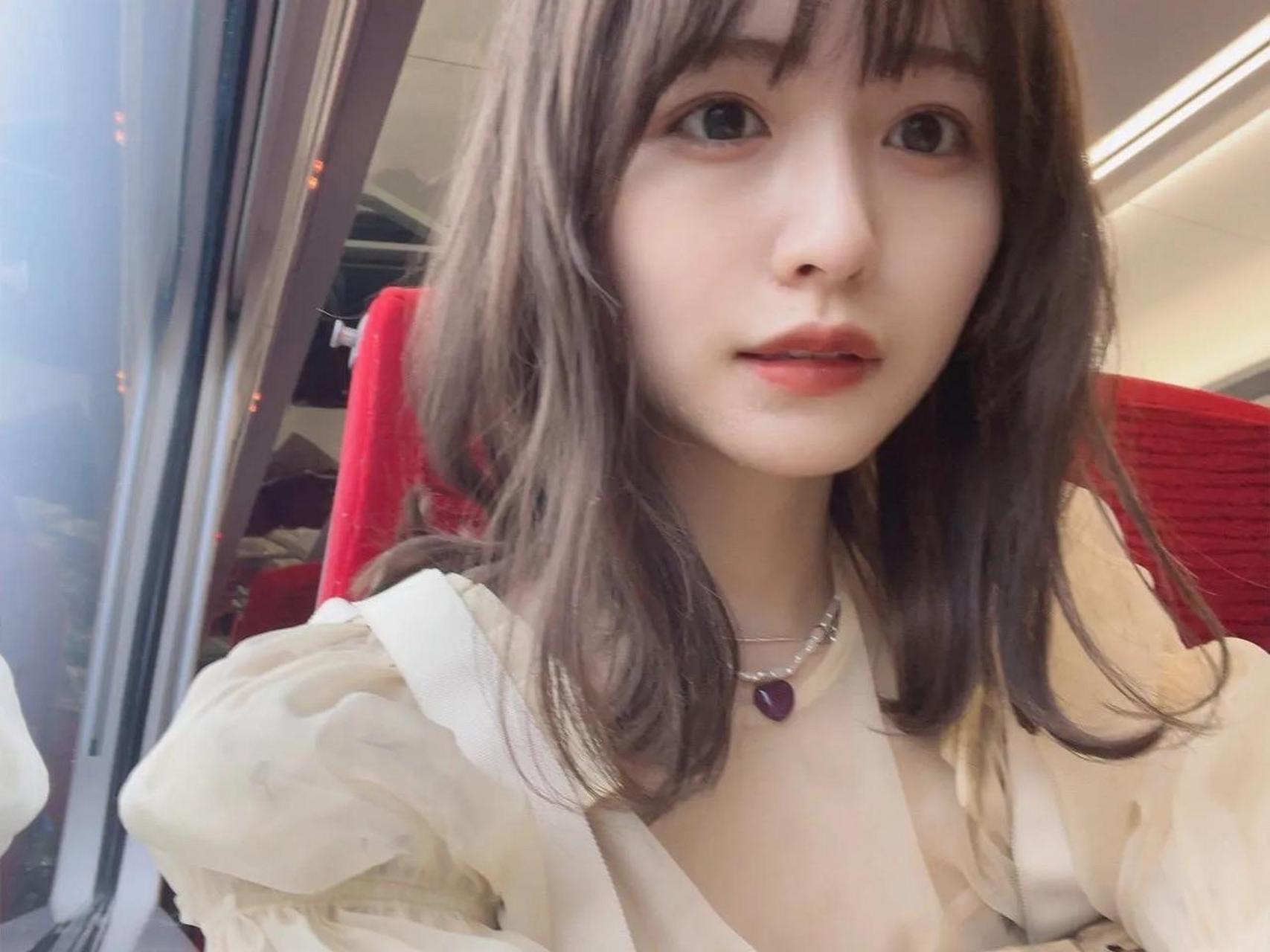 长滨宁琉气质清新日常私服穿搭自拍.