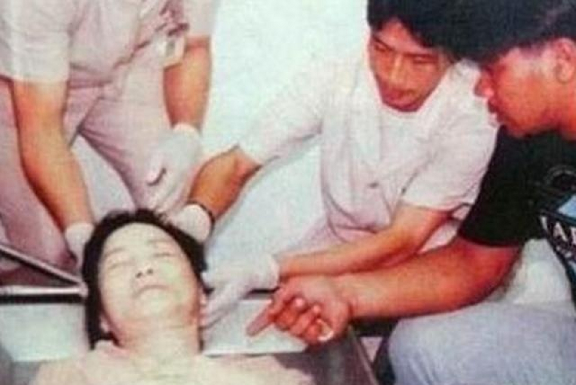 在一次聚会上,郭鹤年的大儿子郭孔丞对邓丽君一见钟情,不久,俩人便在