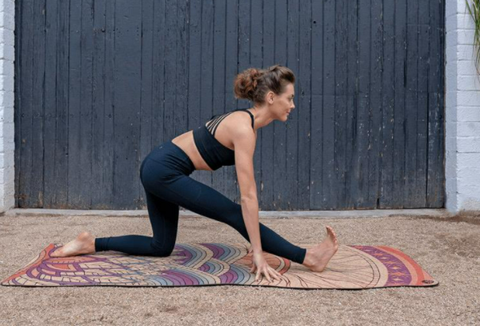 瑜伽~半神猴式 这个体式能放松身体肌肉,提高关节灵活性.