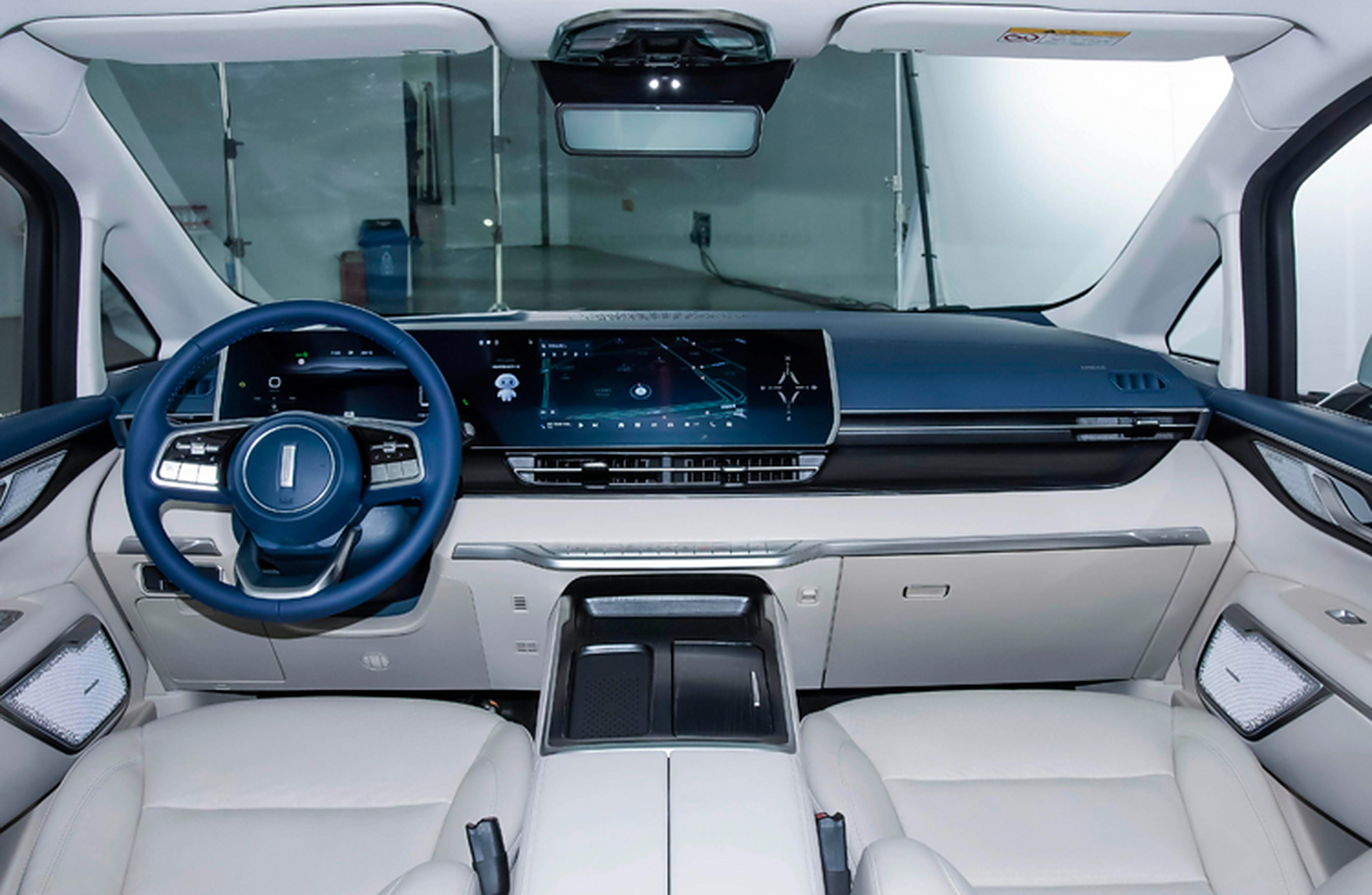 魏牌蓝山内饰首发,该车内饰采用连体屏造型,座椅为2 2 3布局,二三排