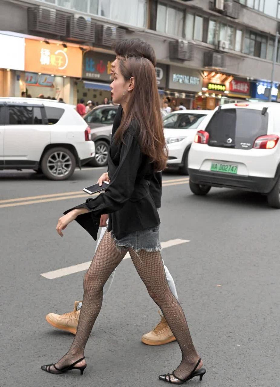 街拍:黑色丝袜搭配牛仔热裤,小姐姐这铅笔腿简直啦