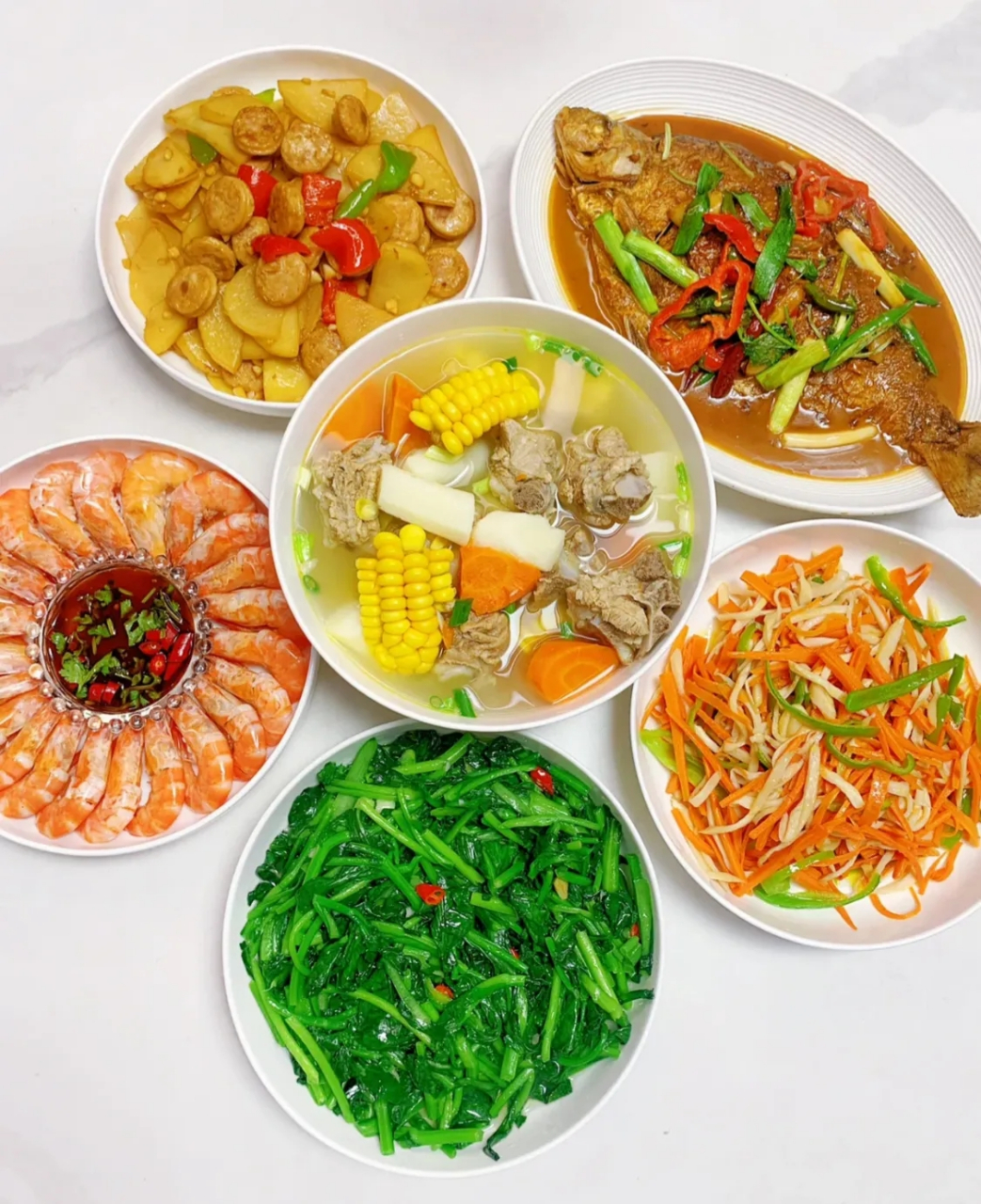 图一,广东小康家庭丰盛的晚饭 图二,江苏小康家庭别致的晚饭 图三