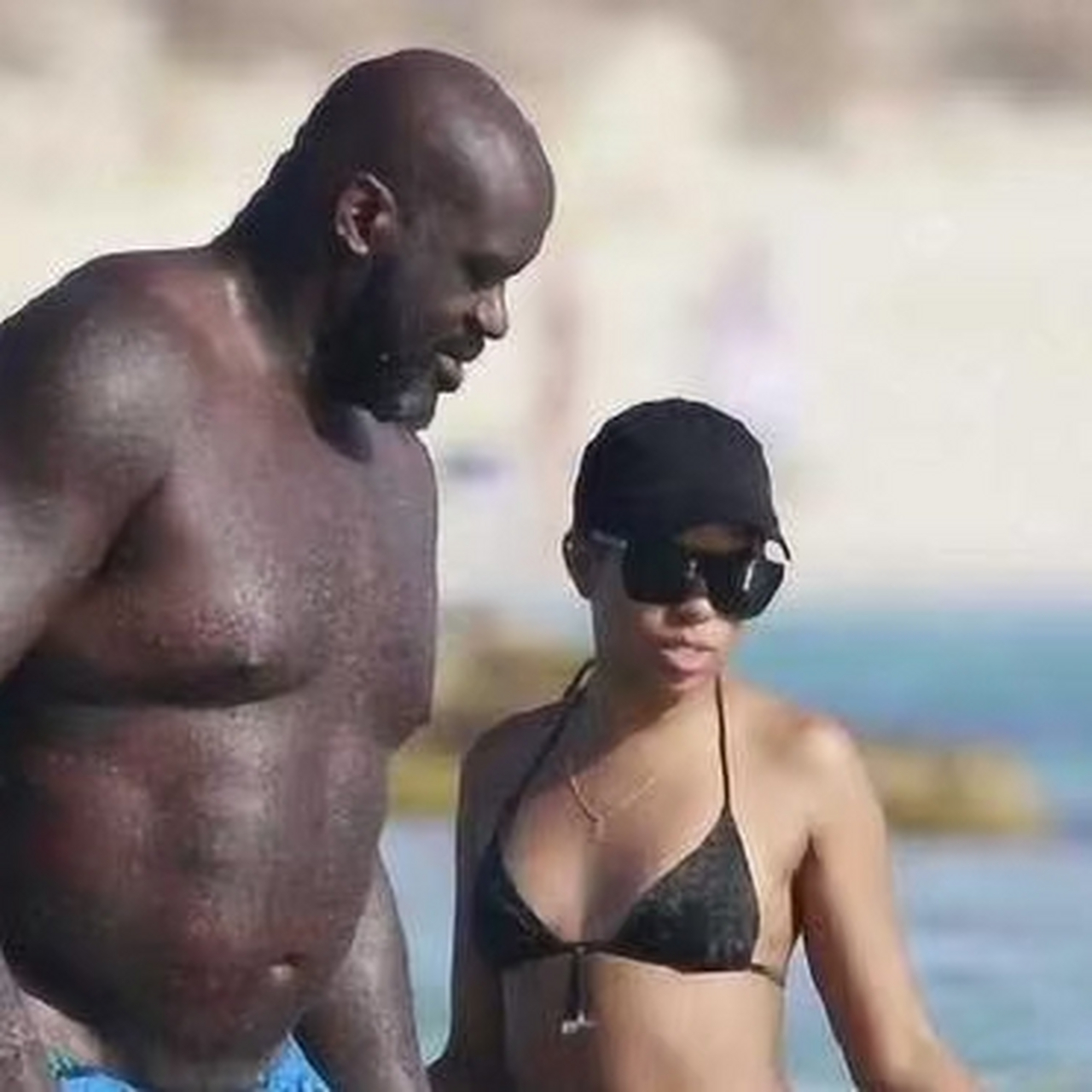 奥尼尔和他女朋友的海滩照,这是现实版美女与野兽啊