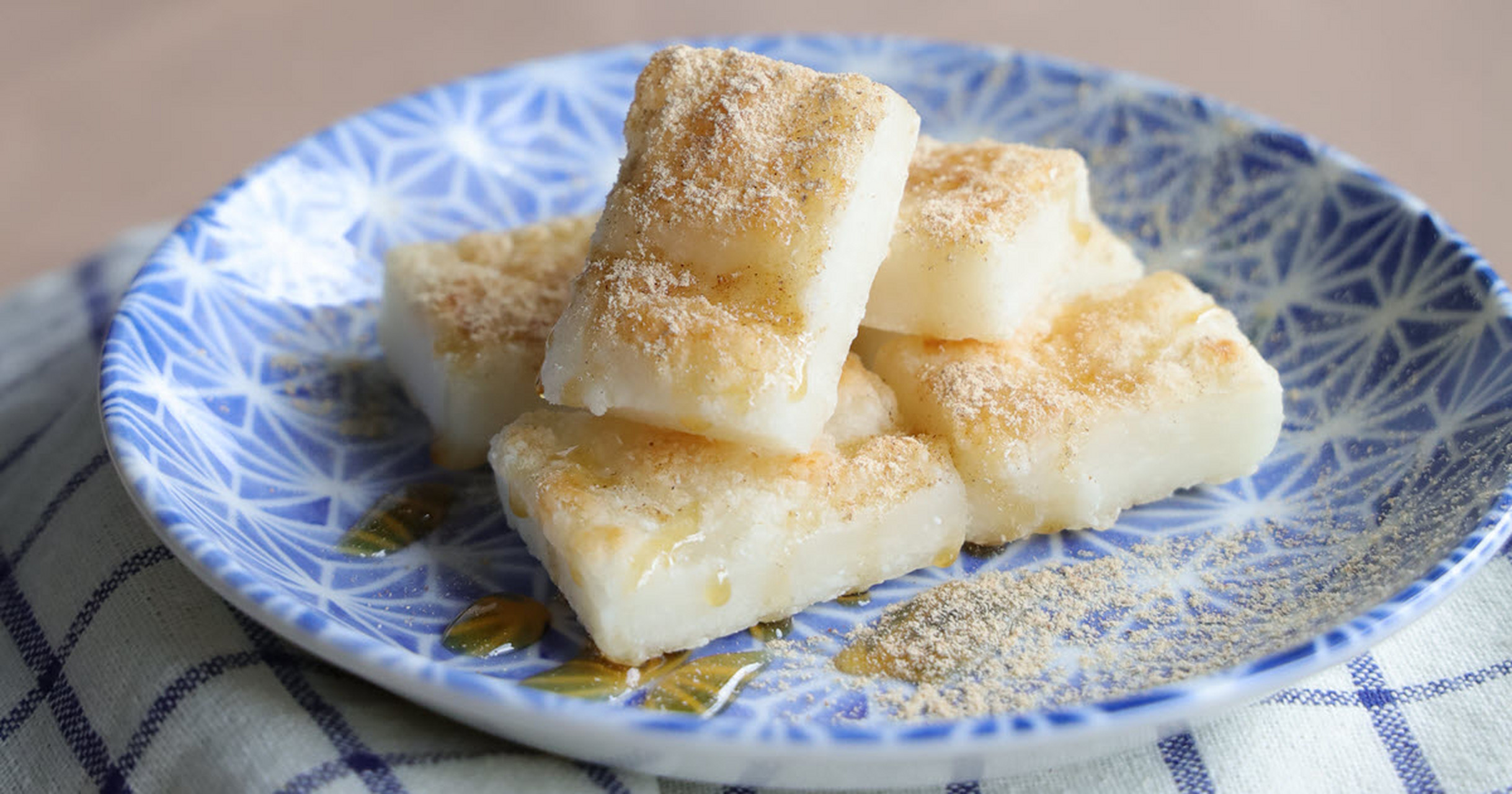 食谱:面茶日式烤麻薯  材料: 米谷粉300g 水375g  调味料: 椰子油少许