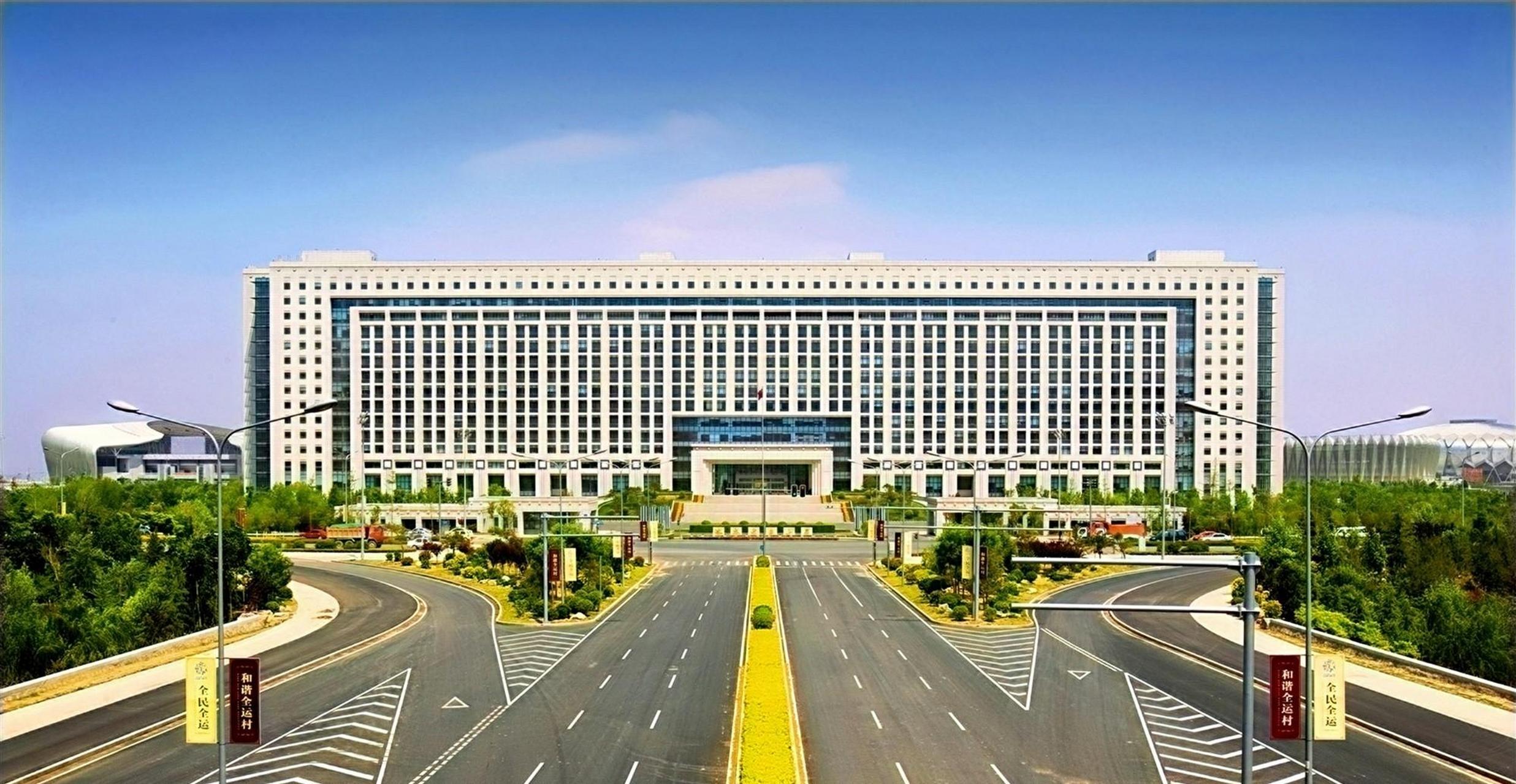 龙奥大厦建筑面积达37万平方米,造价更是高达40亿.