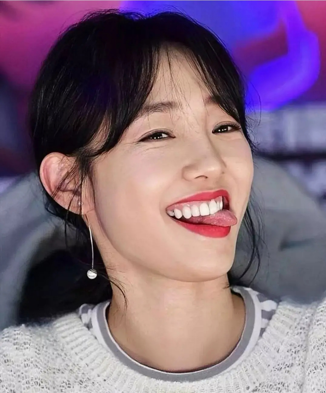 不管什么场合,白百何都会吐出她那看起来有点过头的巧舌头