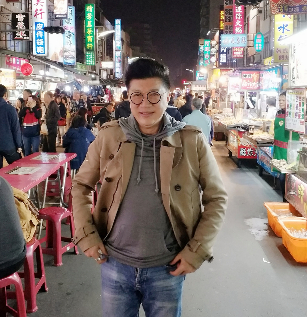 70岁港星李道洪近况曝光,头发乌黑显年轻,与小21岁妻子定居上海.