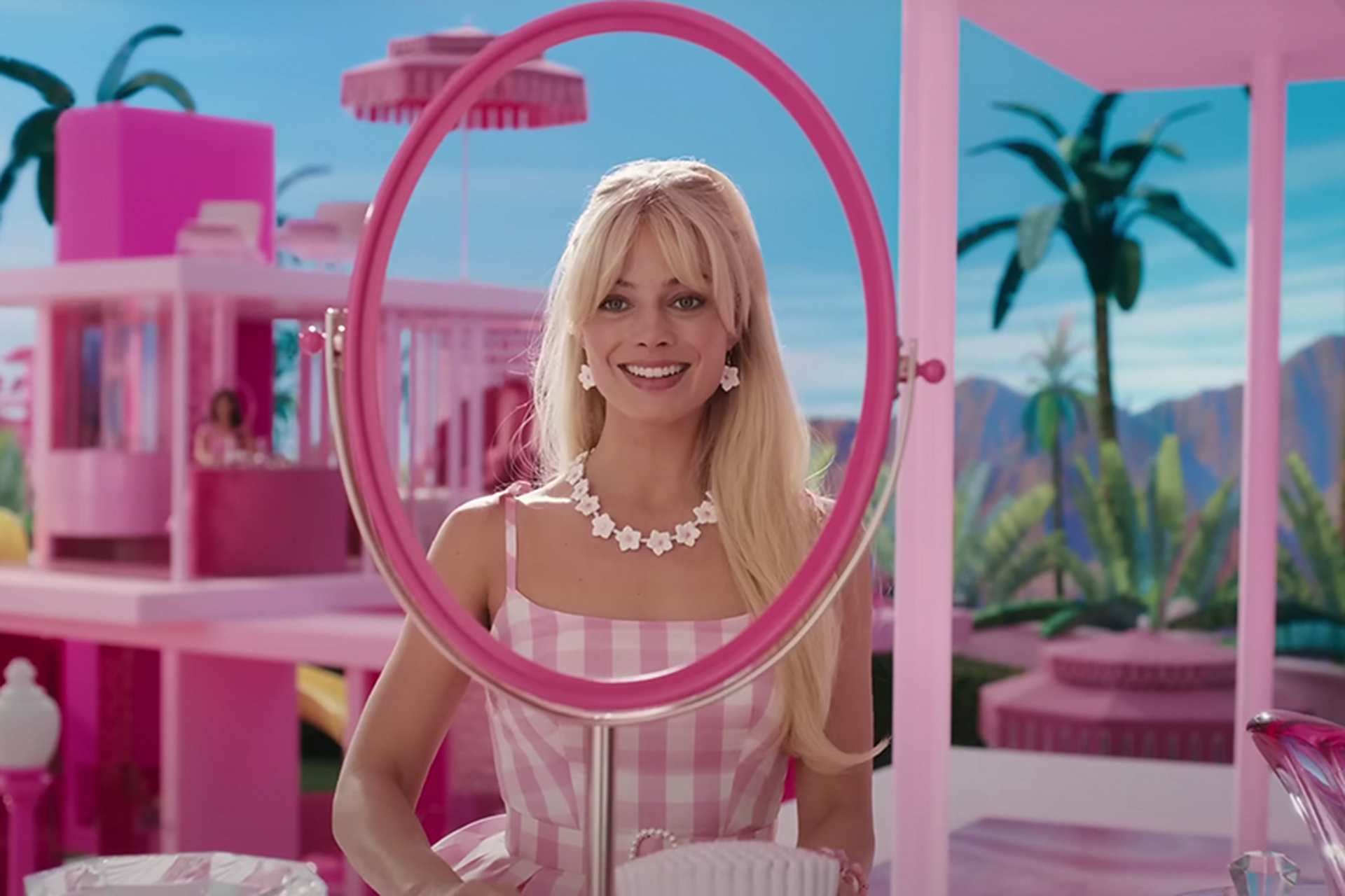 即将在今年上映的真人版电影《barbie 芭比》从第一张预告海报开始,就