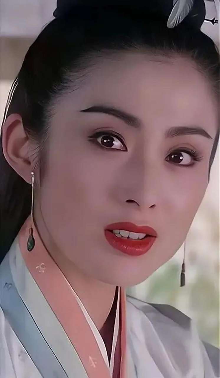 曾经的港圈女神张敏,凭借美丽的外貌和精湛的演技成为了一代人心中的