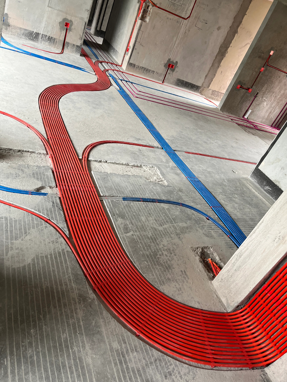 看完我家的水电管道布局之后,我多给了水电工师傅200块钱,但是我的