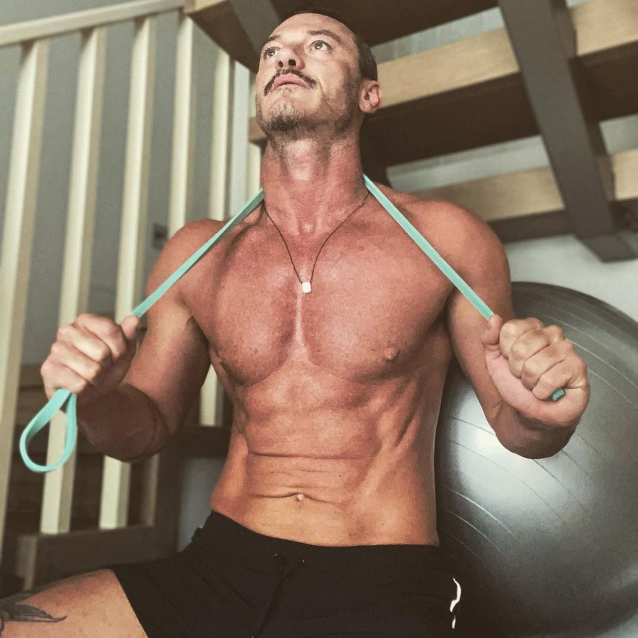luke evans 分享健身成果,八个月时间练出腹肌.