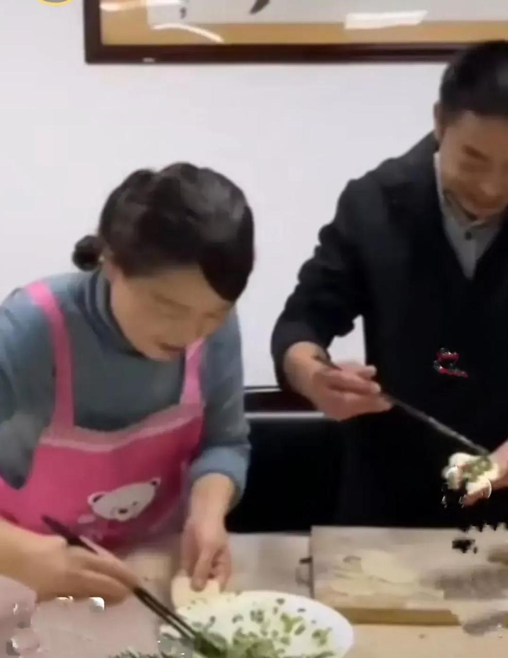 百家号星火计划# 许妈姚爸给奇奇悦悦包饺子吃! 一家团圆吃饺子.