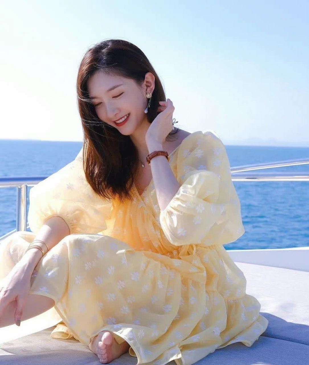 江疏影光着脚坐在游轮上,看来这次旅行还不错,脸上挂着笑容.[大哈]