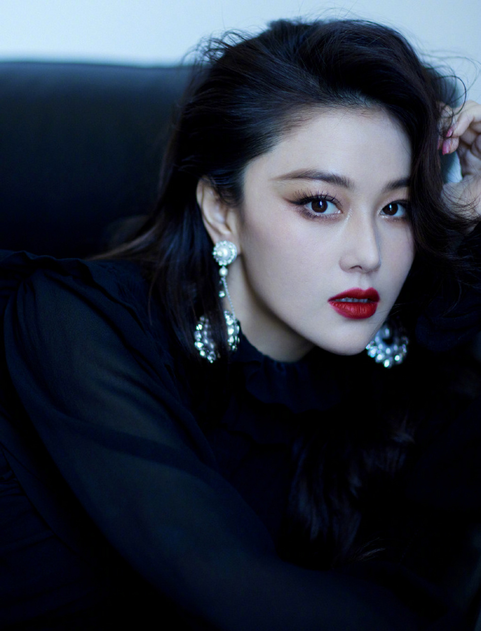 星闻#  张曦予一身黑色配上眼睛,看起来高贵冷艳,特别有气质!