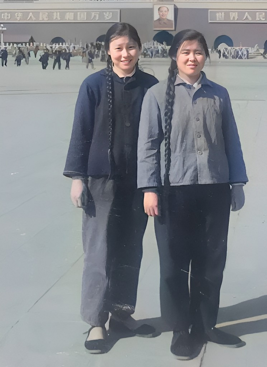 镜头下,两个女孩不是施粉黛,穿着朴素的衣服,对着镜头温柔地笑着.