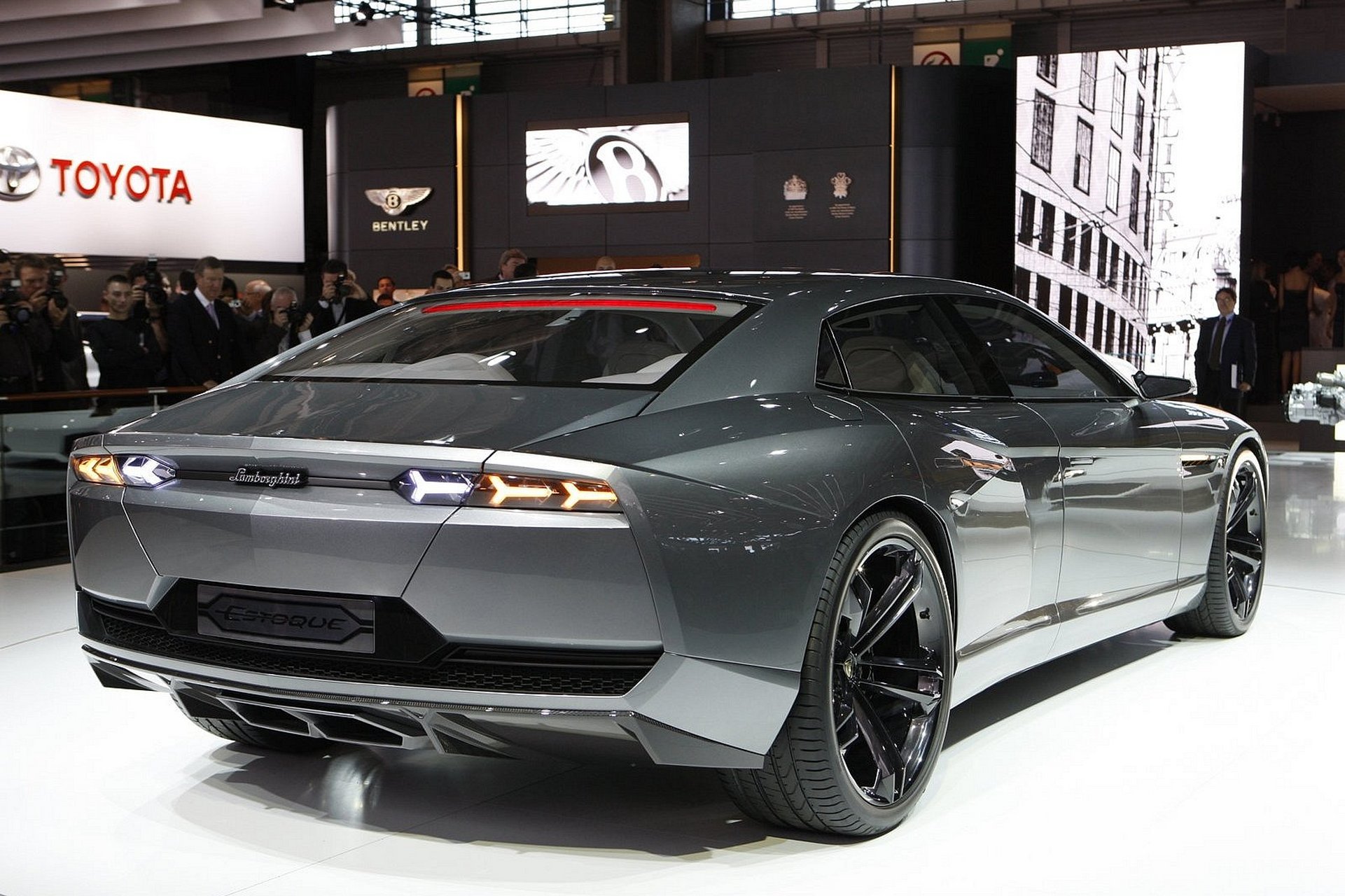 轿车  新款兰博基尼 estoque   美国东部时间 2023 年8月 15 月 3:36