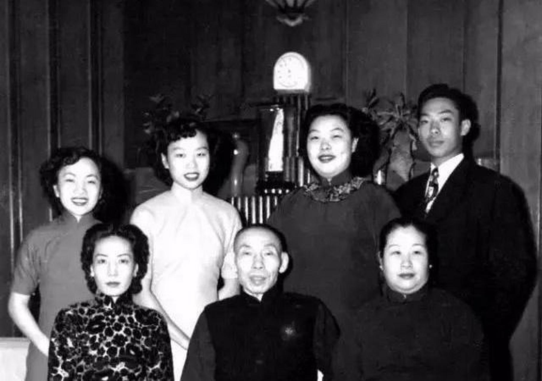 一天,一个小弟告诉杜月笙,你的老婆沈月英和她的表哥在一起呢