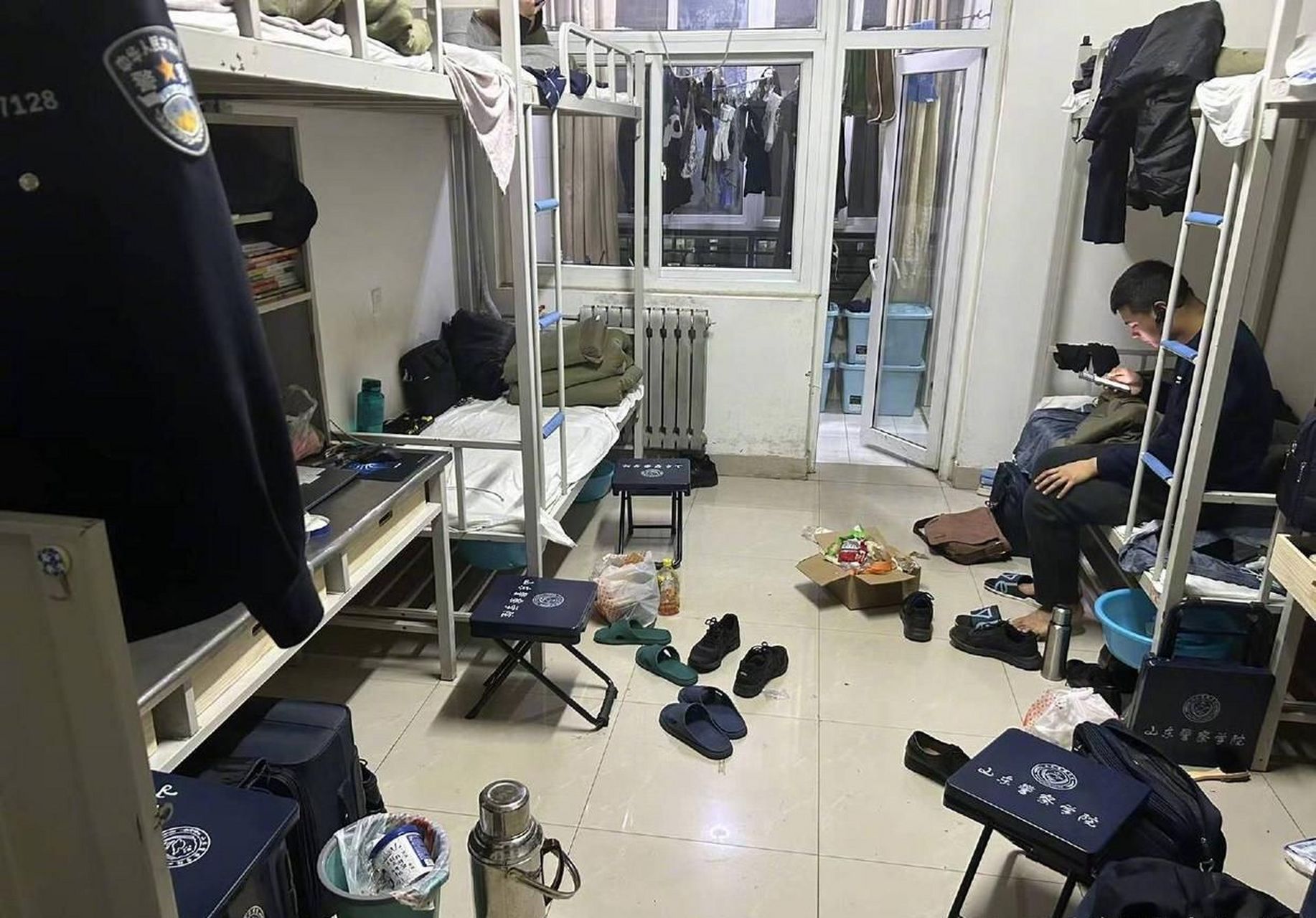 警校生宿舍一夜之间的变化.
