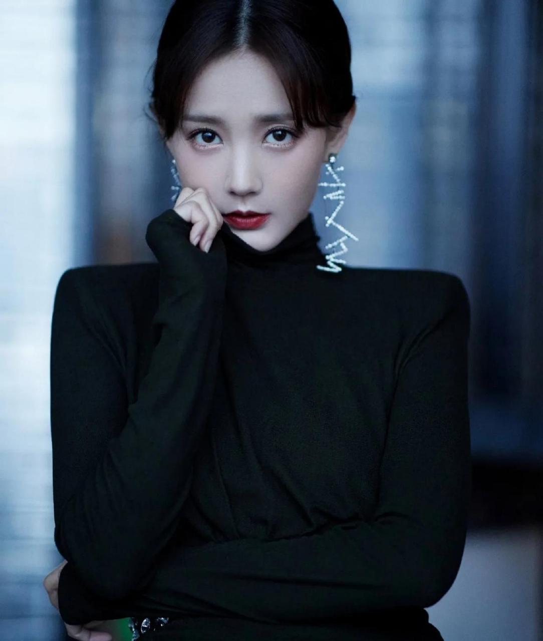 李一桐,一袭黑色的开叉长裙,造型别致凸显巴掌腰,把身材展现得很完美.