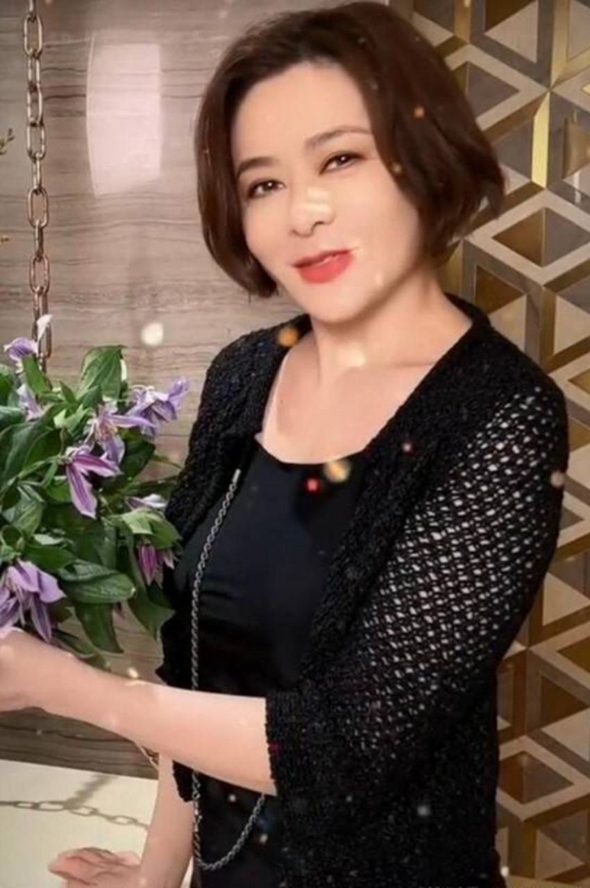 61岁"香江第一美人"关之琳风韵犹存,黑色上衣搭配牛仔裤,皮肤白皙五官