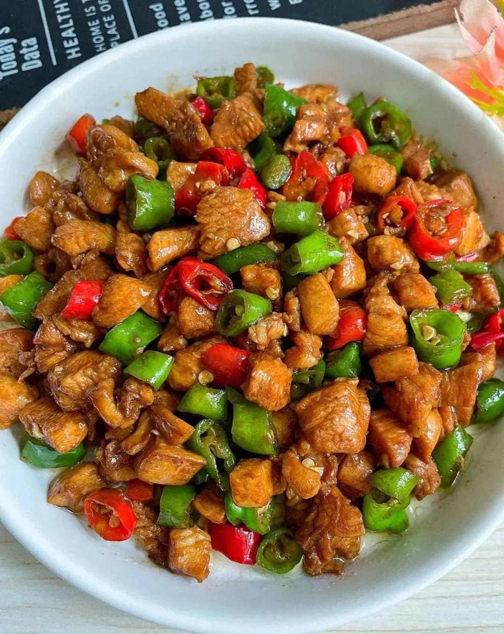 辣椒炒鸡丁美食日常 超级下饭的家常菜 减肥减脂吃这些 太下饭了!