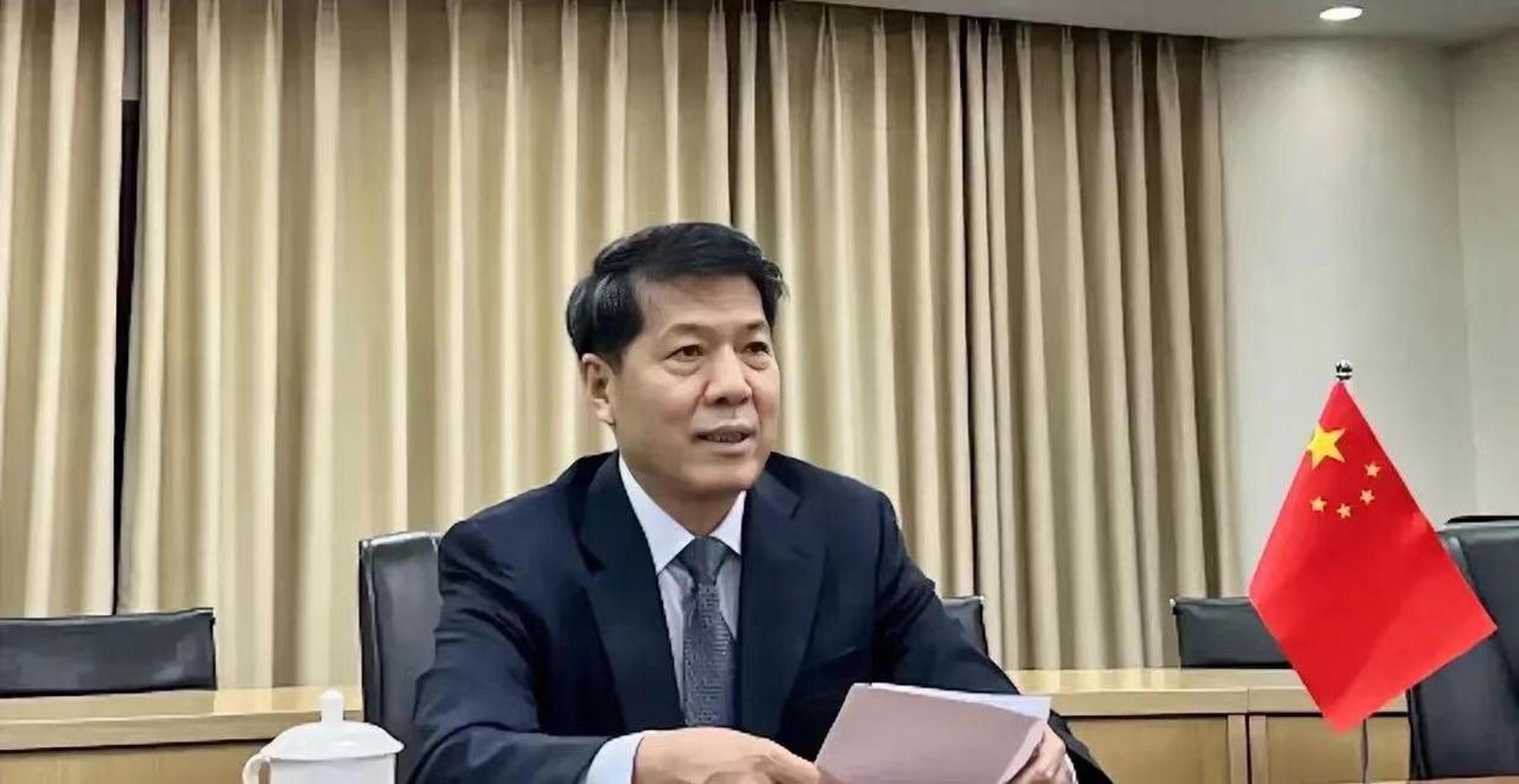 最新消息报道称,中国驻乌克兰大使李辉访问乌克兰,与乌克兰总统泽连