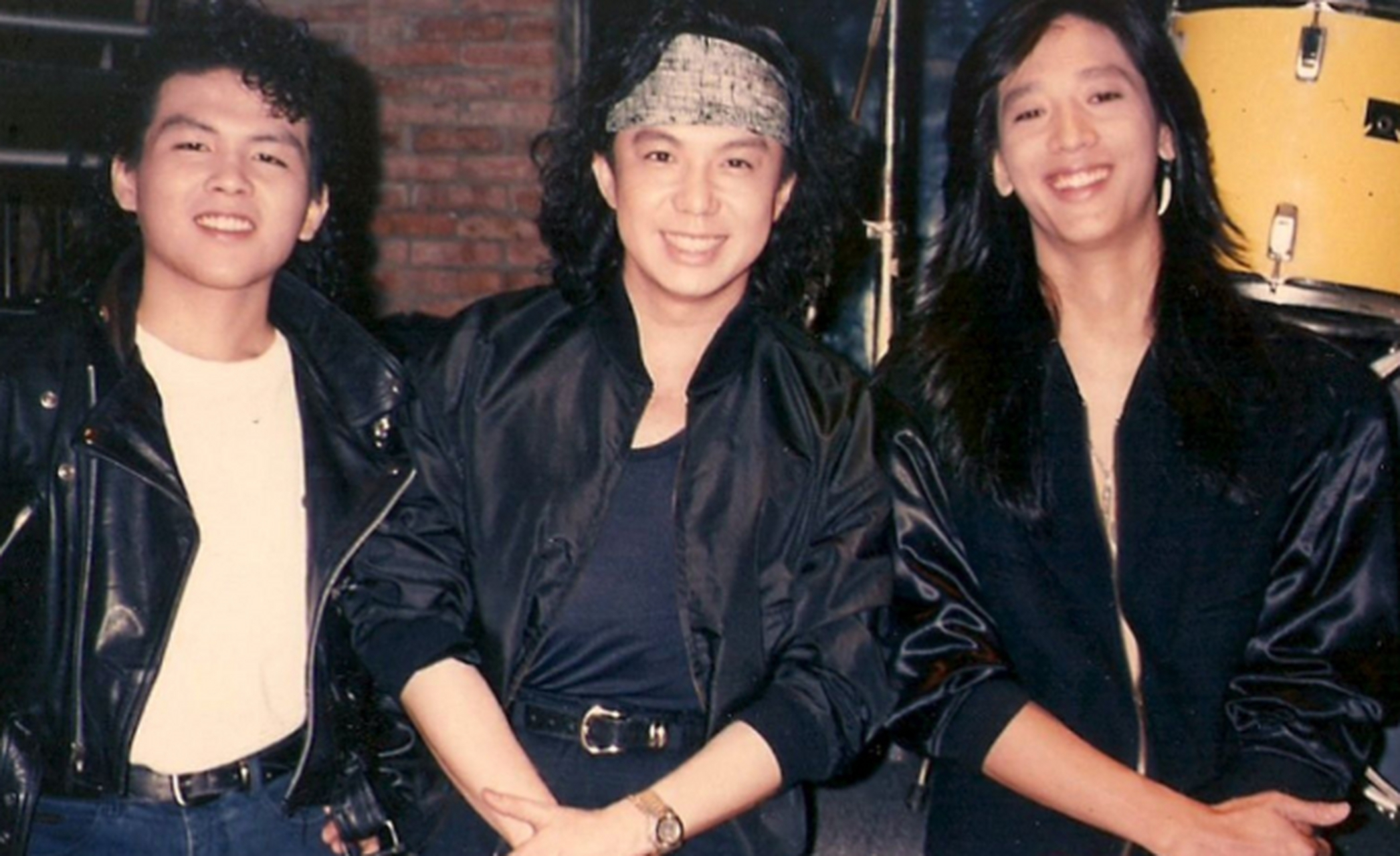 1991年,严铮离开"红十字"音乐工作室,去了"虹"工作室里的齐秦乐队担任