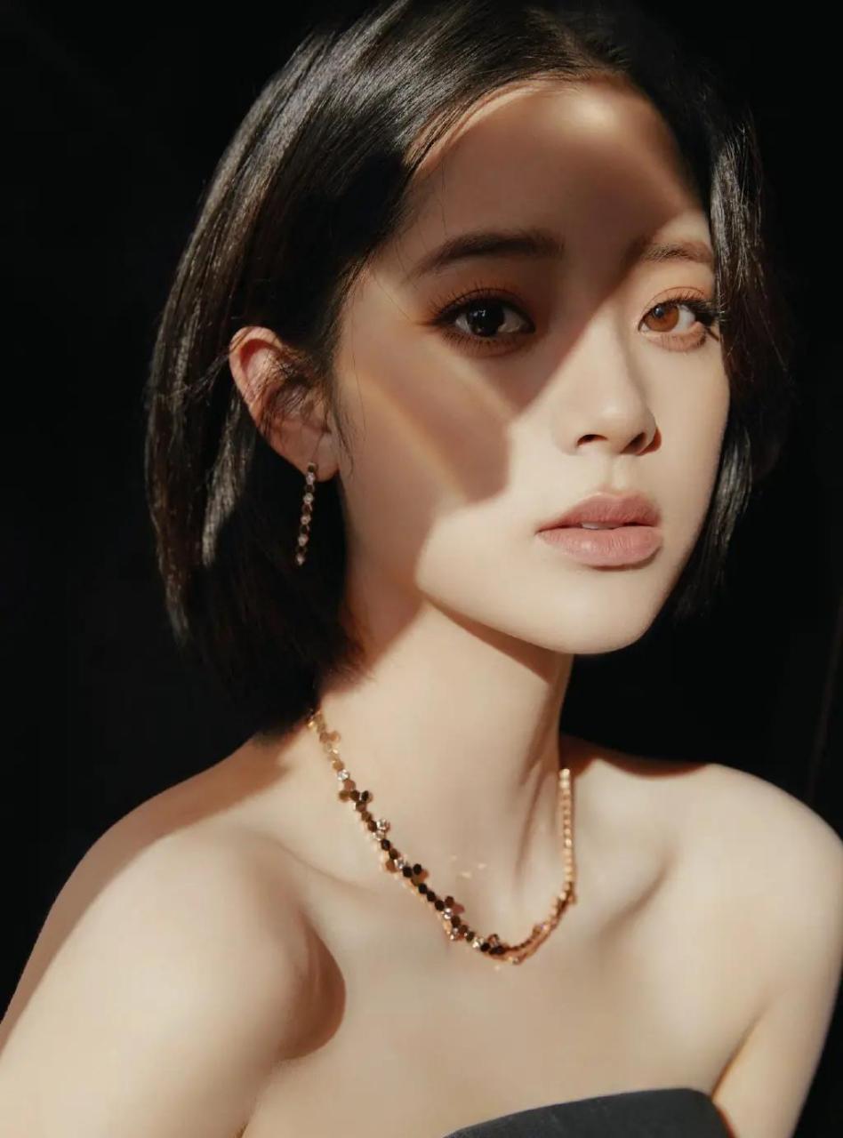 欧阳娜娜短发写真,黑色裹胸连身裙,加以金色配色点缀,挺养眼的哈.
