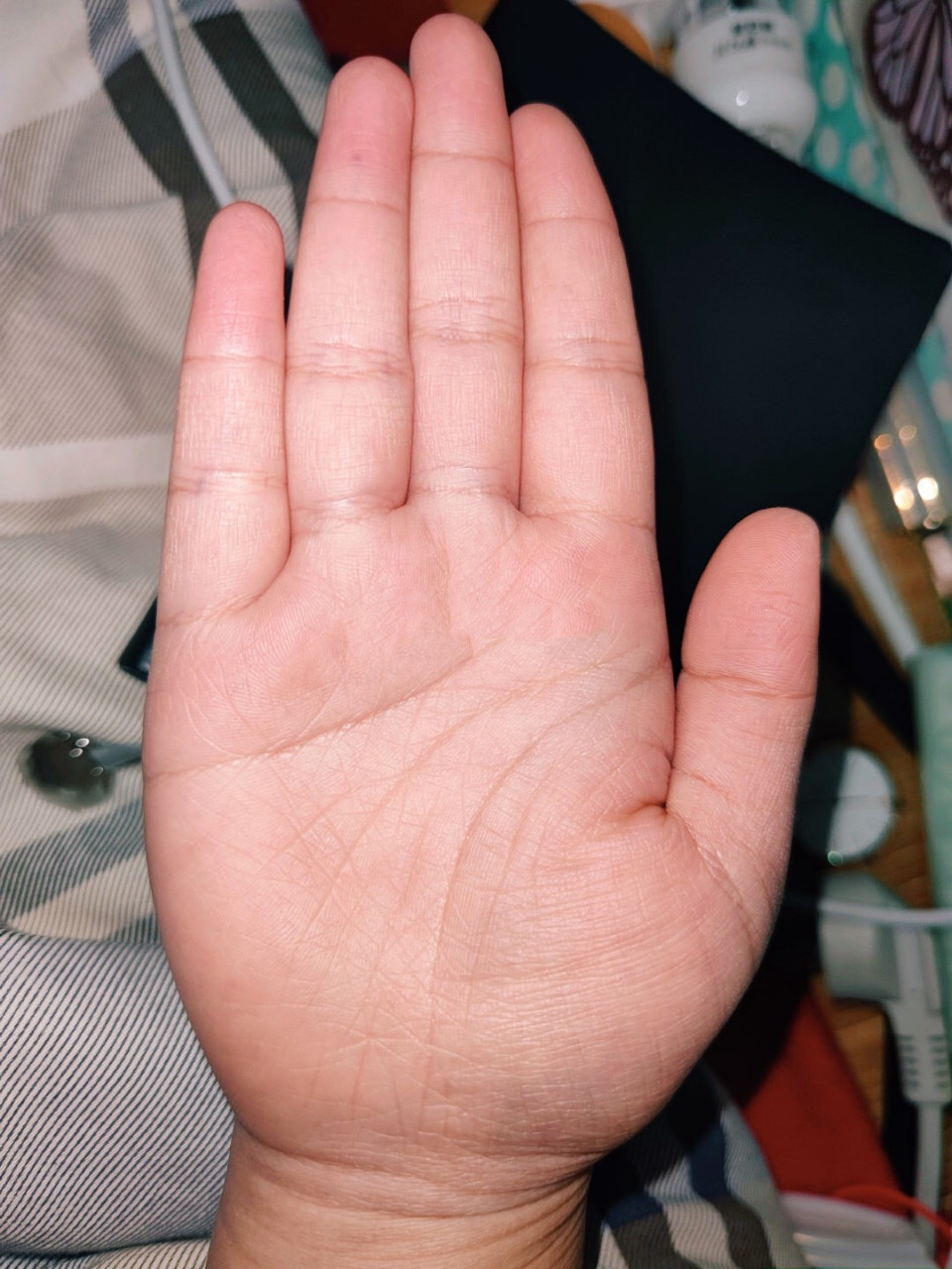 金星丘饱满,还出现了贵人纹,事业上易得到贵人相助,工作也比较早,但是