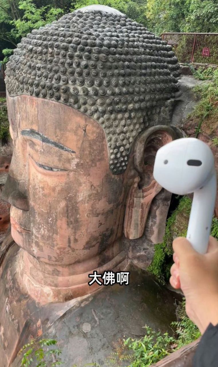 小伙给乐山大佛戴超大plus耳机