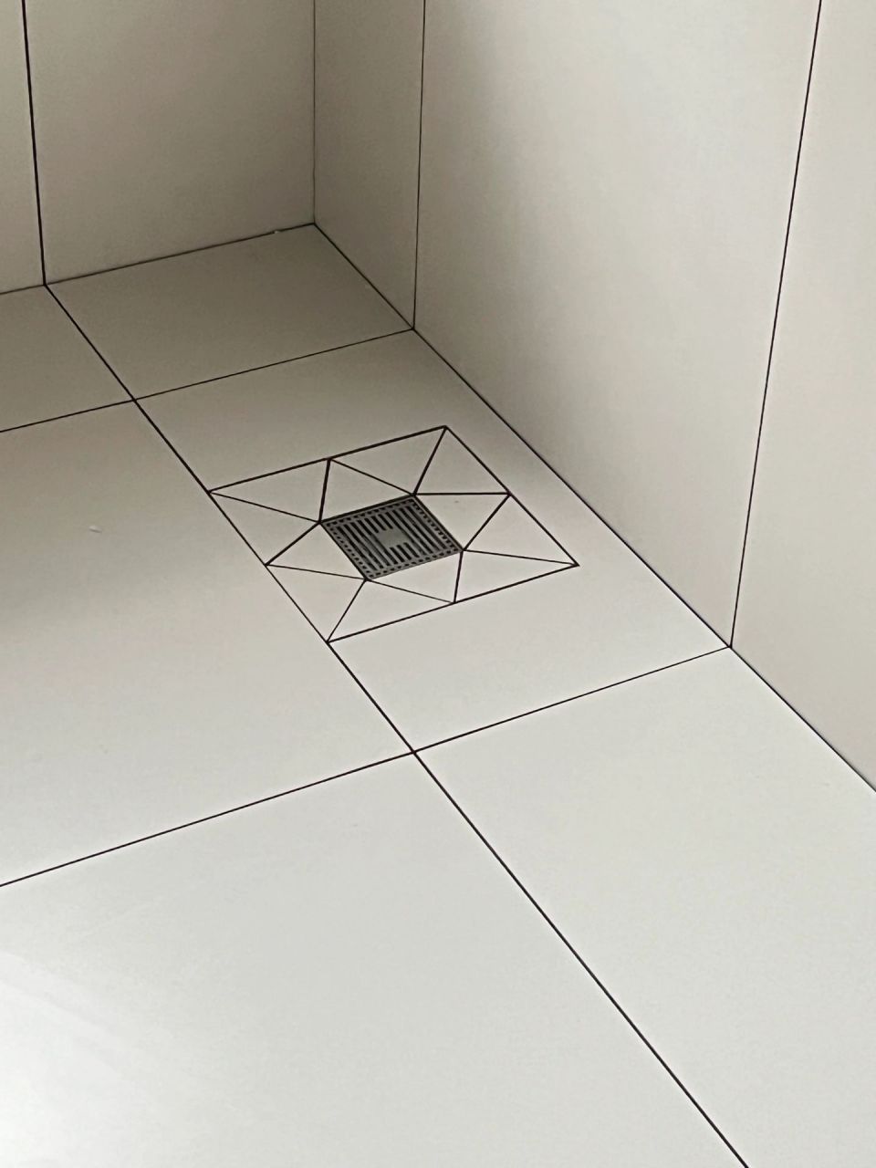 瓦工师傅把完工照发给了我,看到地漏,我二话没说结工钱时多转了他200