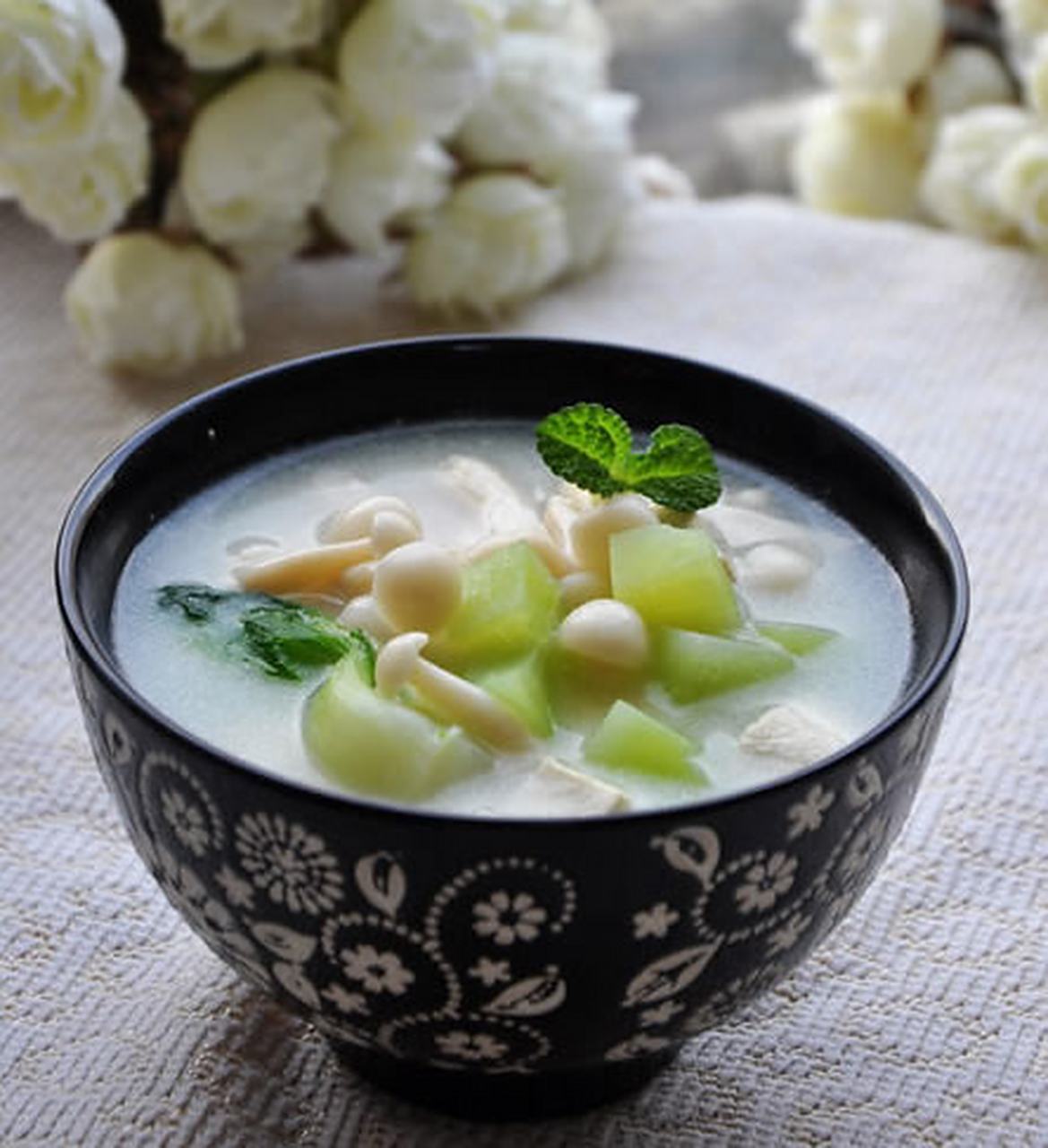 关于朱元璋版本的珍珠翡翠白玉汤,历史上有不同的说法和解读.