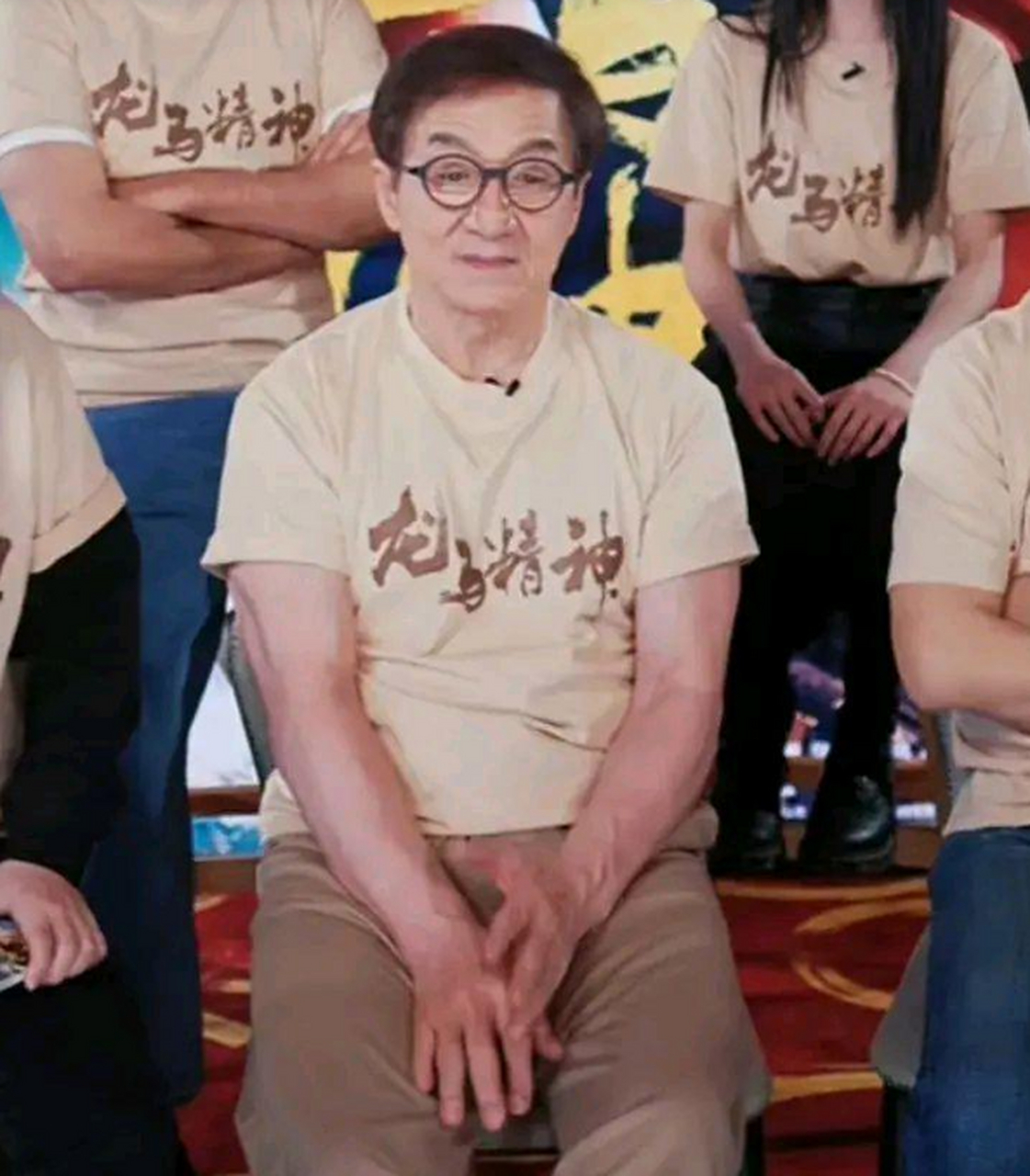 69岁成龙高调登上热搜,穿着短袖的他手臂肌肉线条十分明显,发达的肌肉