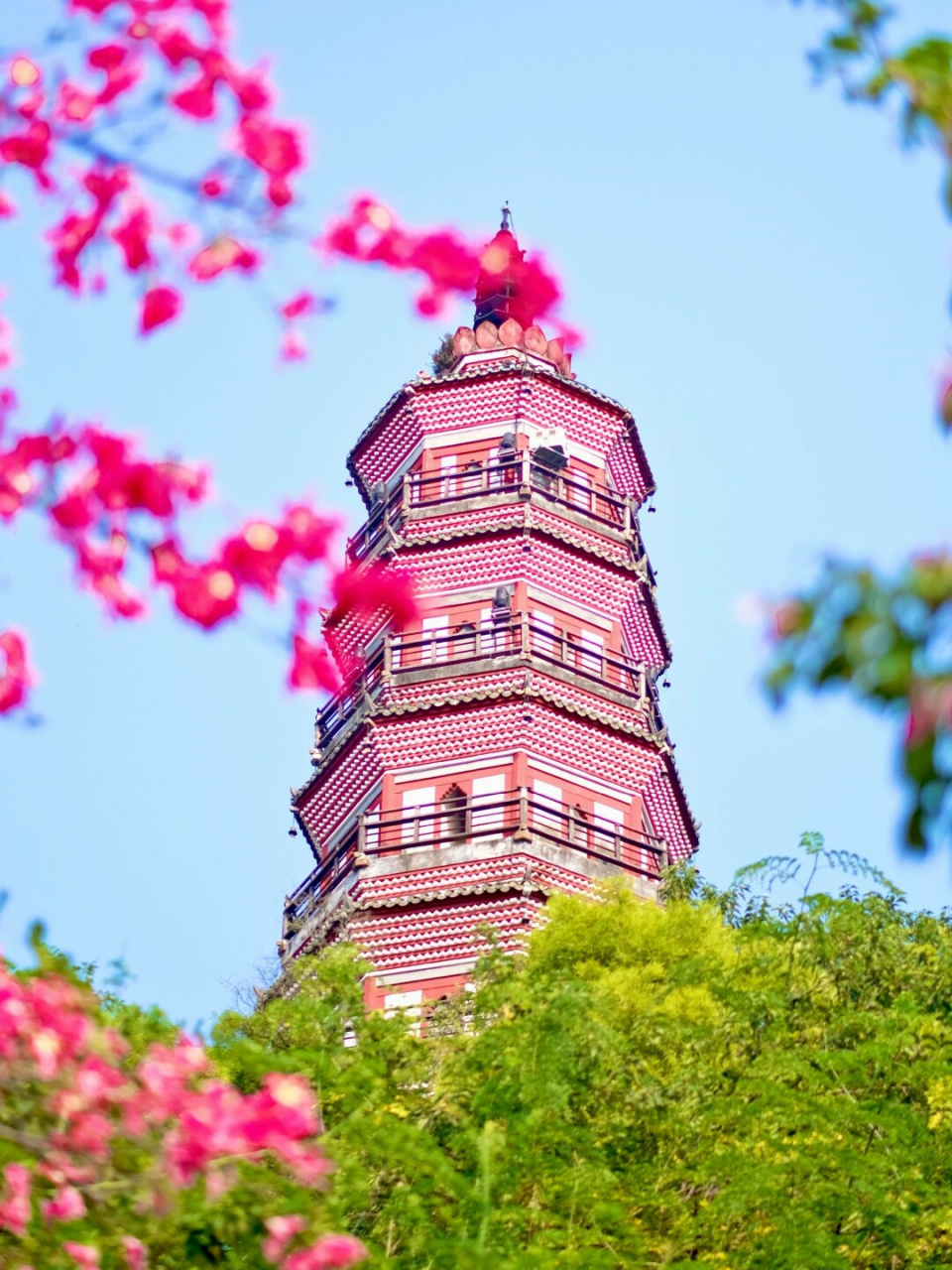 在佛山顺德  青云塔:这座塔是顺峰山公园的标志性建筑之一,历史悠久