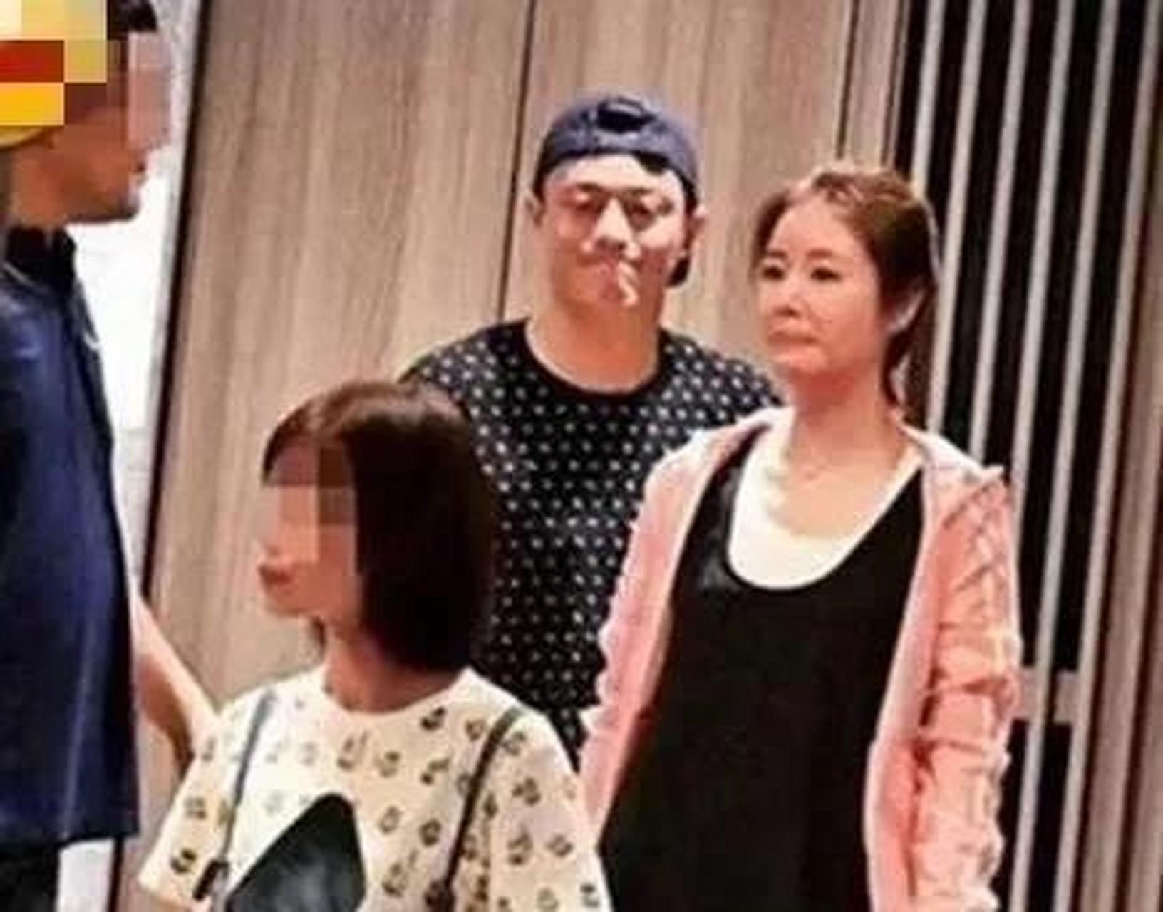 林心如曝光要生二胎?深夜与霍建华聚餐吃饭,小腹突出不断干呕