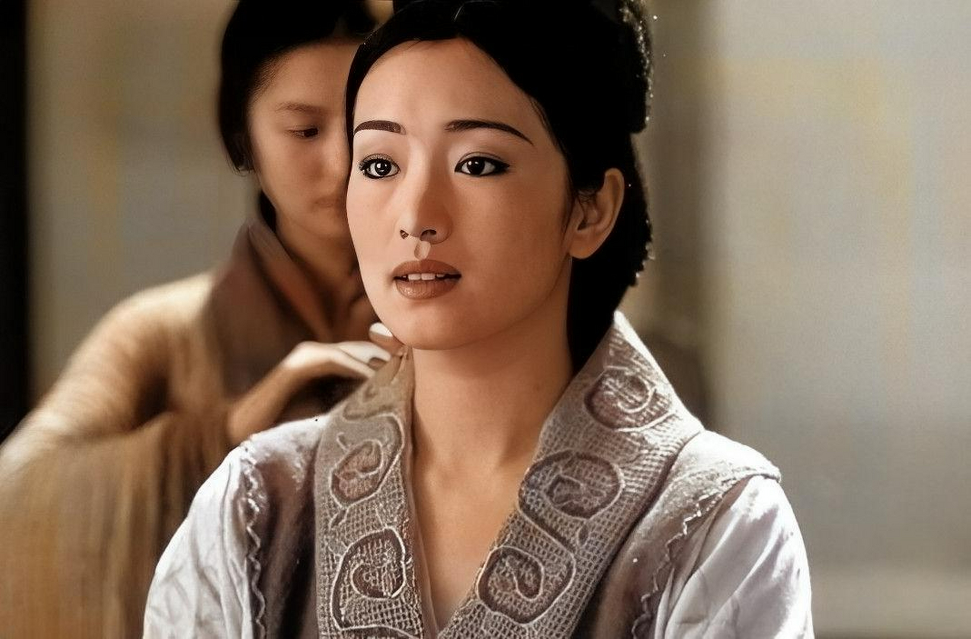 大家可以看到几张她的古装照,她的美有点僵硬,眼神柔和而不犀利,下巴