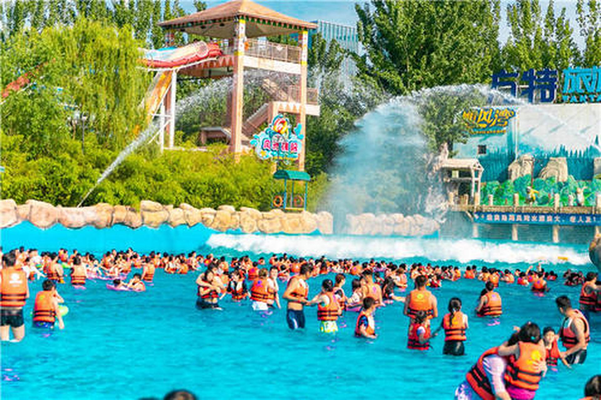 郑州方特水上乐园,众多亲子家庭或者徜徉在《爱琴湾》体验慵懒而清凉