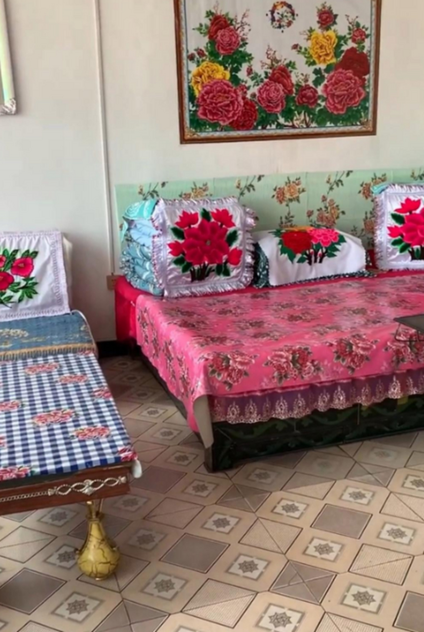 奶奶的屋里打扫的真干净,这沙发巾上个世纪70年代,每家每户应该都有吧